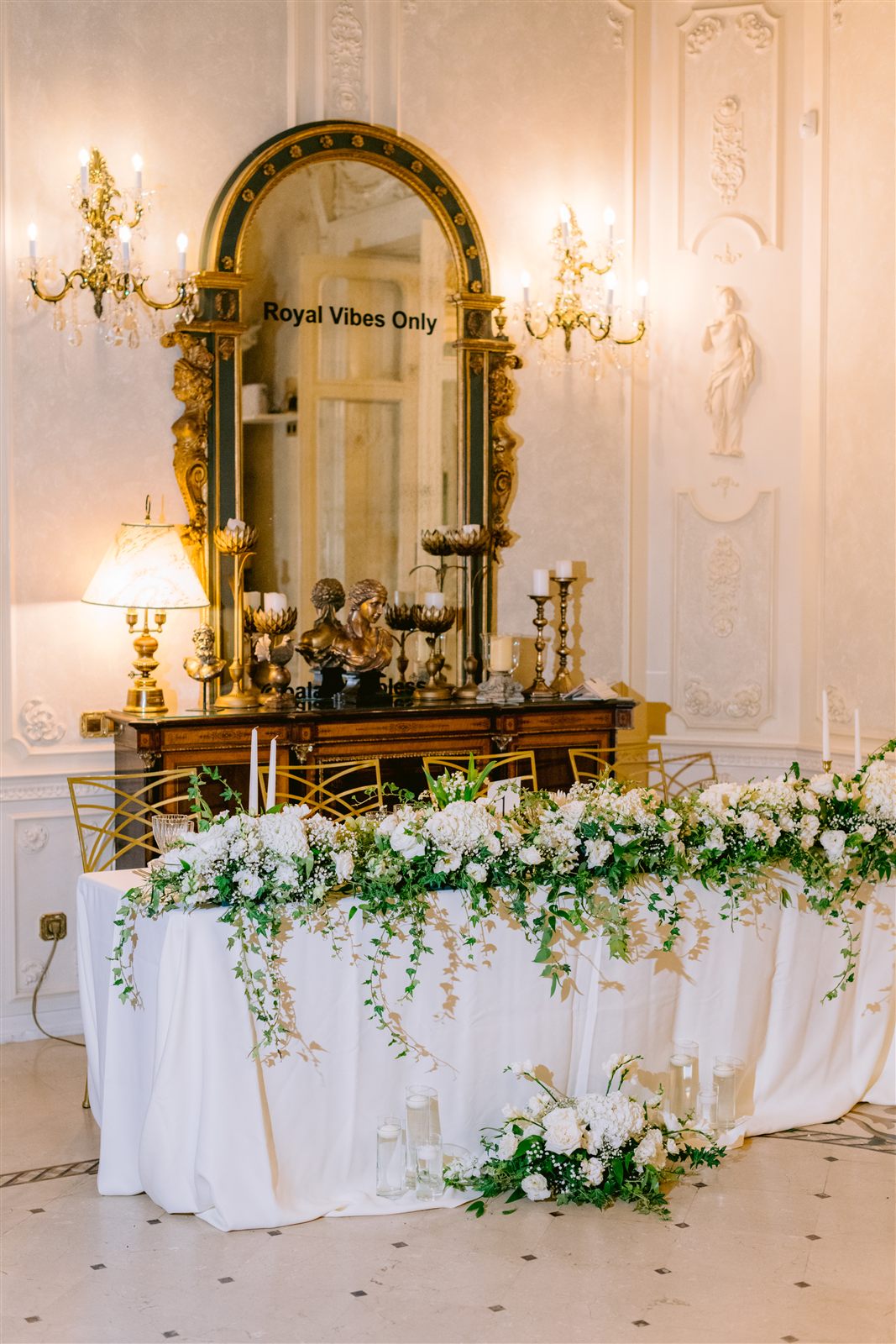 Masa mirilor asezata in fata oglinzii arcuite din Salonul Baroque al Palatului Noblesse, cu runner floral alb