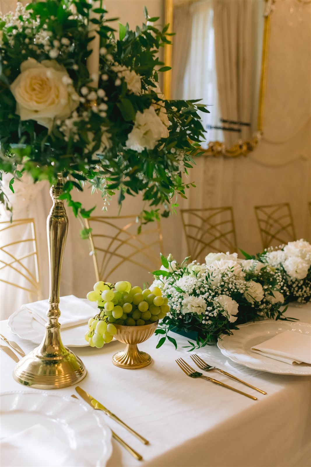 Masa de nunta cu decor floral incarcat in Salonul Florence al Palatului Noblesse