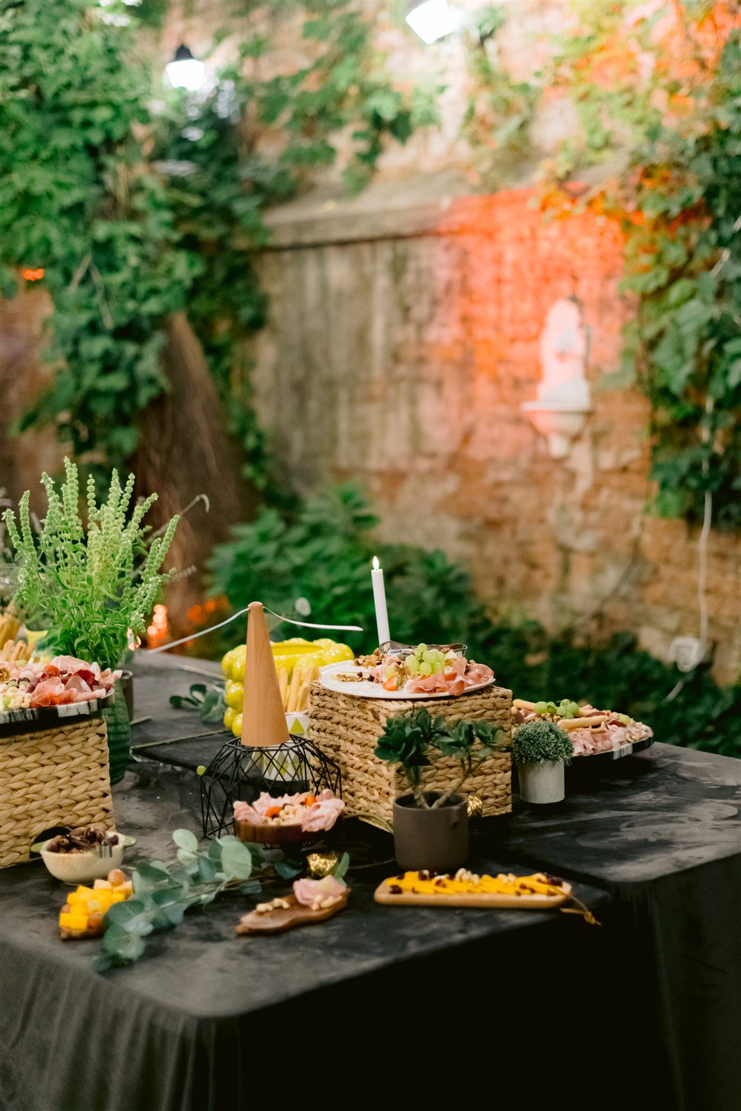 Meat and cheese bar in Gradina Palatului Noblesse la nunta Theodorei si a lui Radu