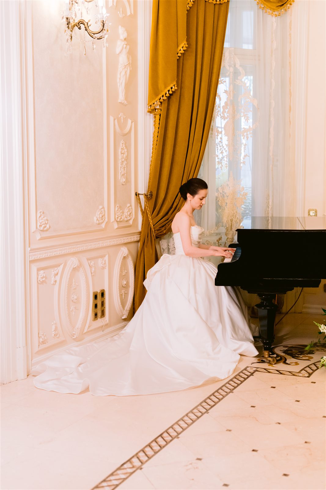 Mireasa Theodora la pianul din Salonul Baroque, nunta regala la Palatul Noblesse Bucuresti