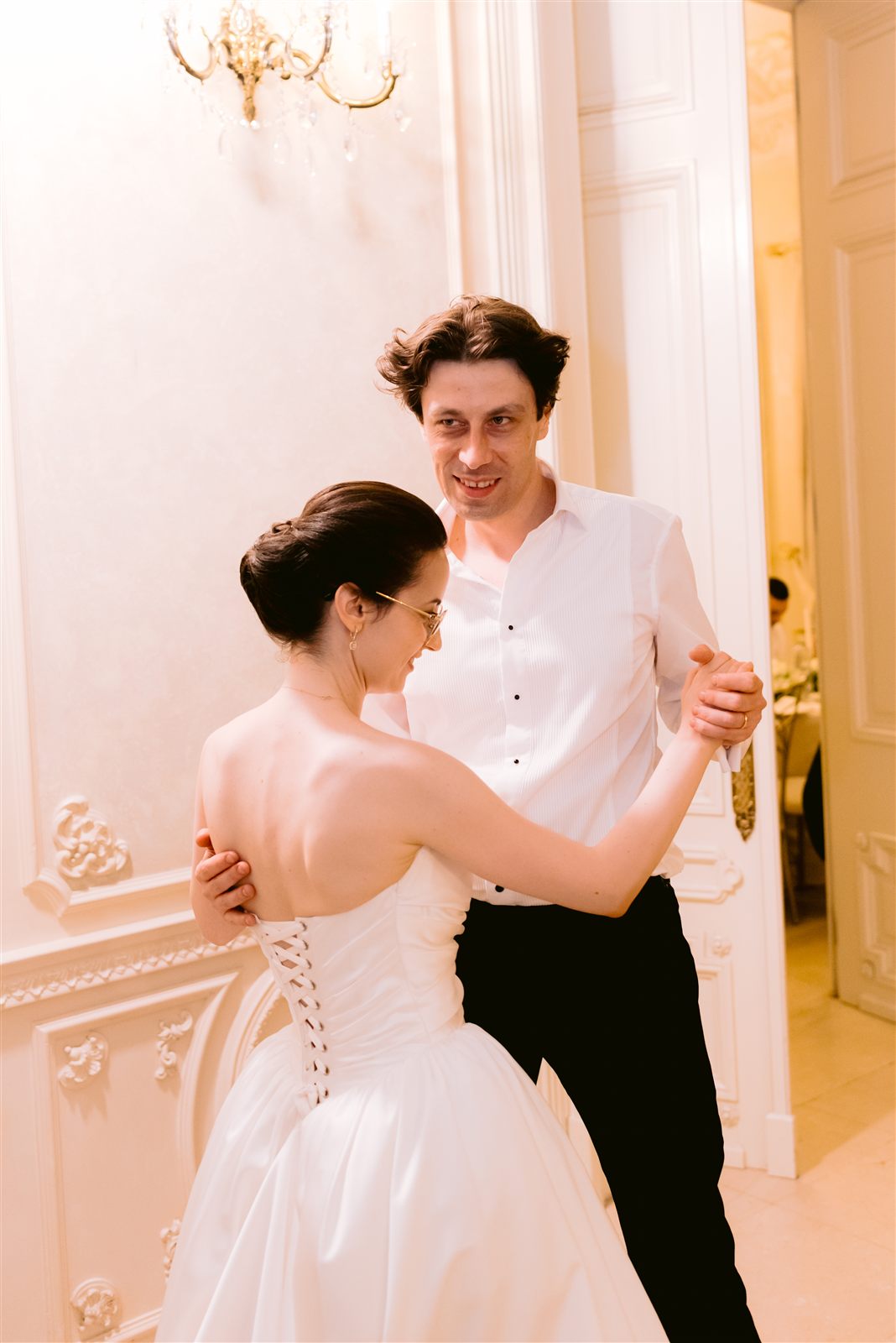 Mirii Theodora si Radu danseaza la petrecerea din Salonul Baroque al Palatului Noblesse