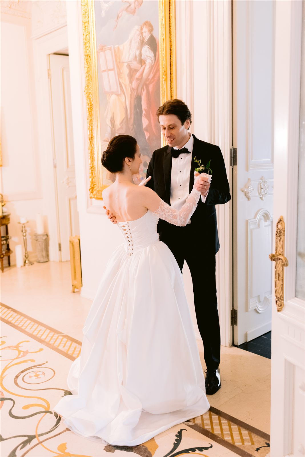 Mirii Theodora si Radu danseaza intr-un salon al Palatului Noblesse la nunta de la Palat