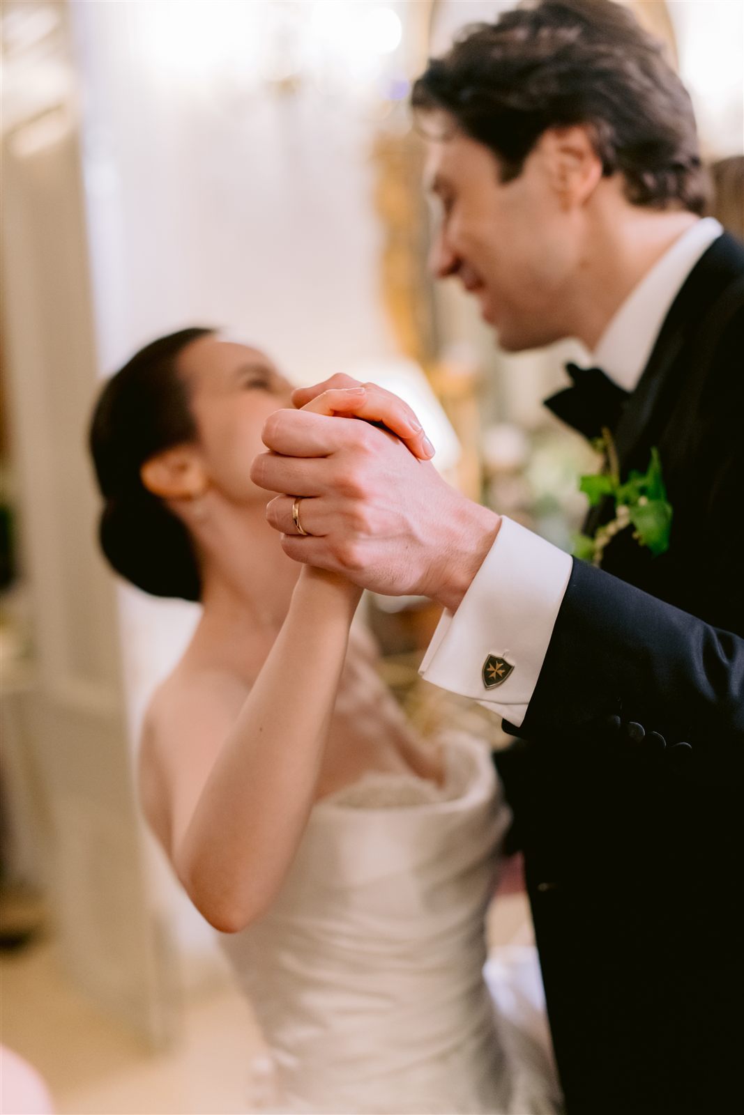 Mirii Theodora si Radu danseaza imbratisati, cu verigheta pe mana, la nunta de la Palatul Noblesse