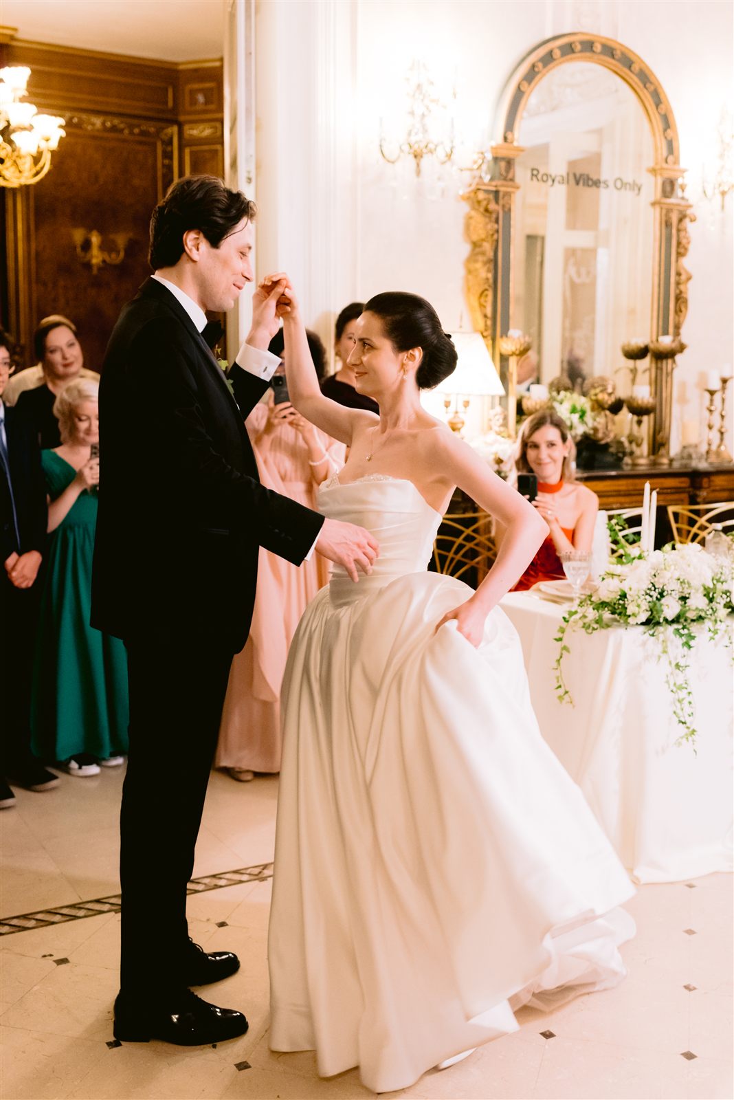 Mirii danseaza primul vals in Salonul Baroque al Palatului Noblesse
