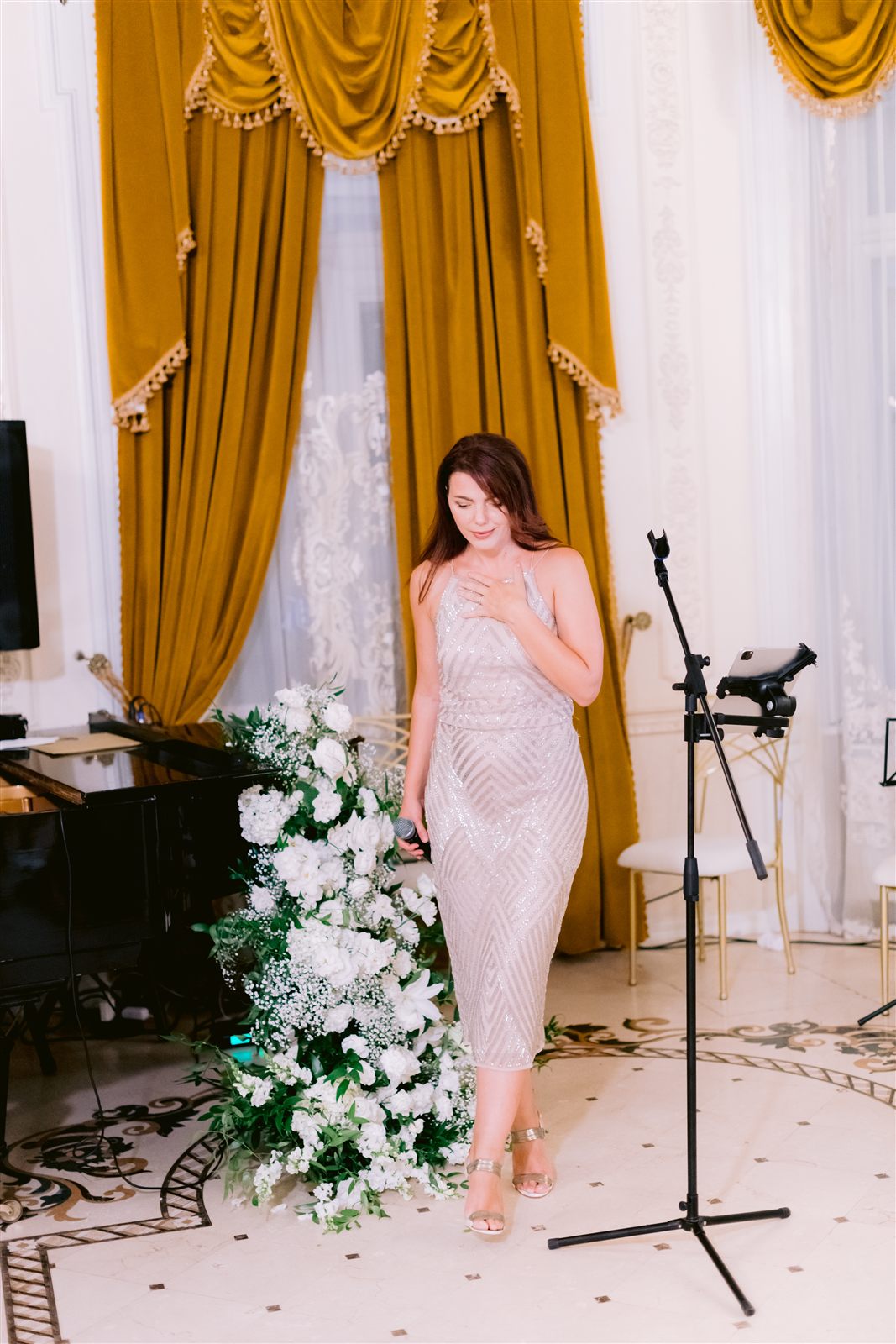 Solista live la petrecerea de nunta din Salonul Baroque al Palatului Noblesse