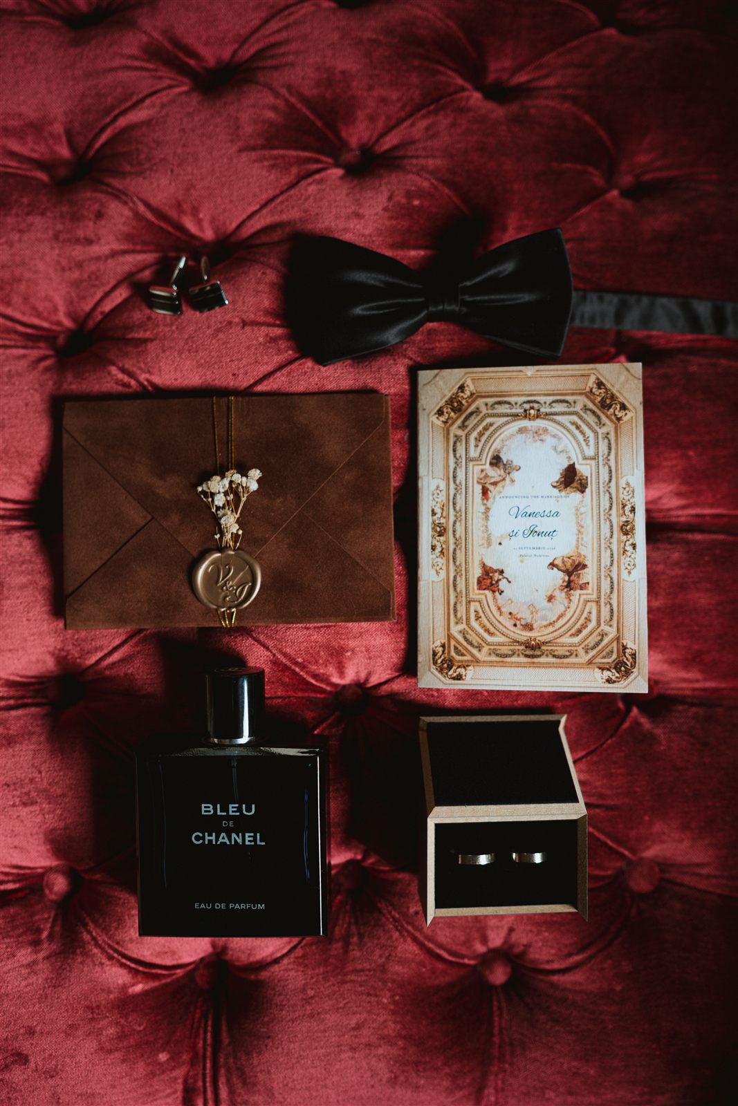 Invitatie de nunta, parfum si detalii pregatite pentru nunta Vanessei si a lui Ionut la Palatul Noblesse