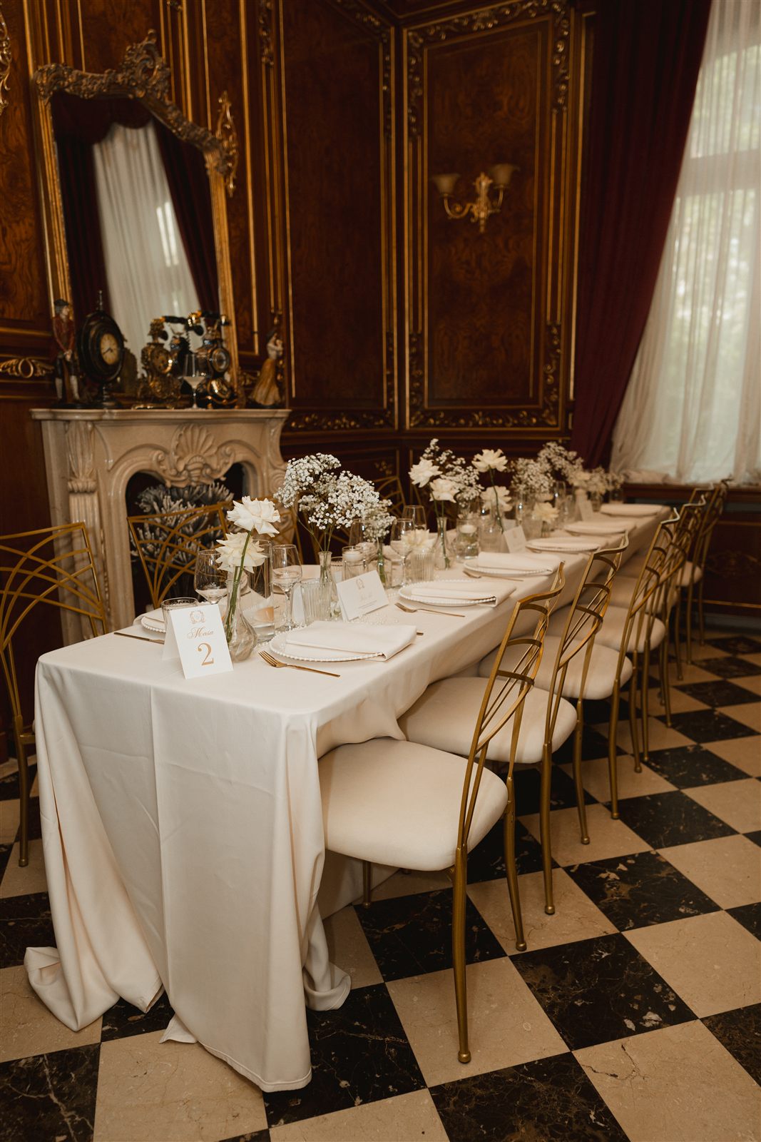 Masa invitatilor in Salonul Regent, decor alb si auriu, la Palatul Noblesse