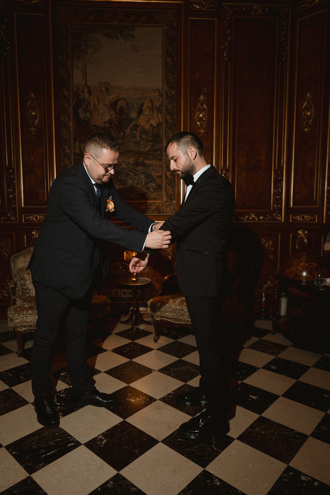 Mirele si nasul intr-un salon al Palatului Noblesse