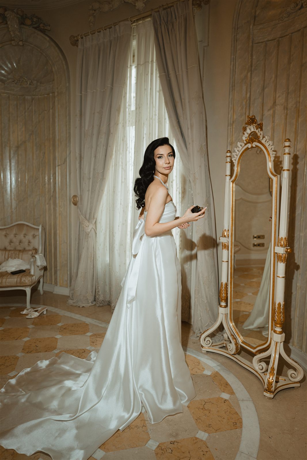 Mireasa in rochie, reflectata in oglinda unui salon al Palatului Noblesse