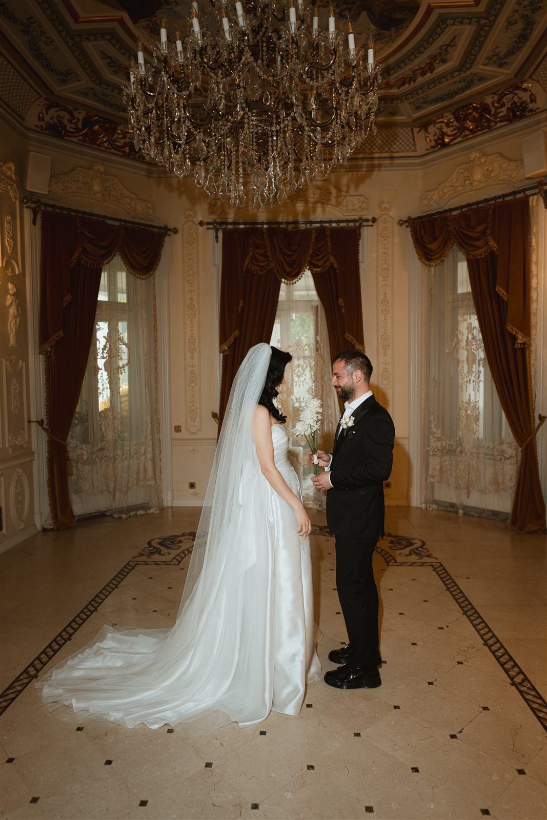 Momentul first look al mirilor la nunta de la Palatul Noblesse