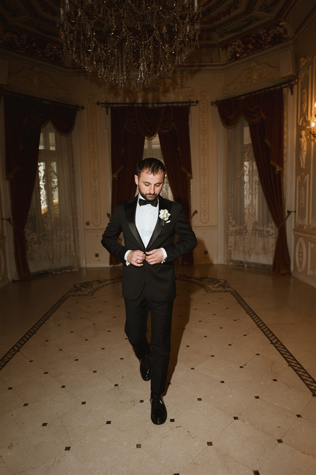 Portret al mirelui in costum clasic la Palatul Noblesse