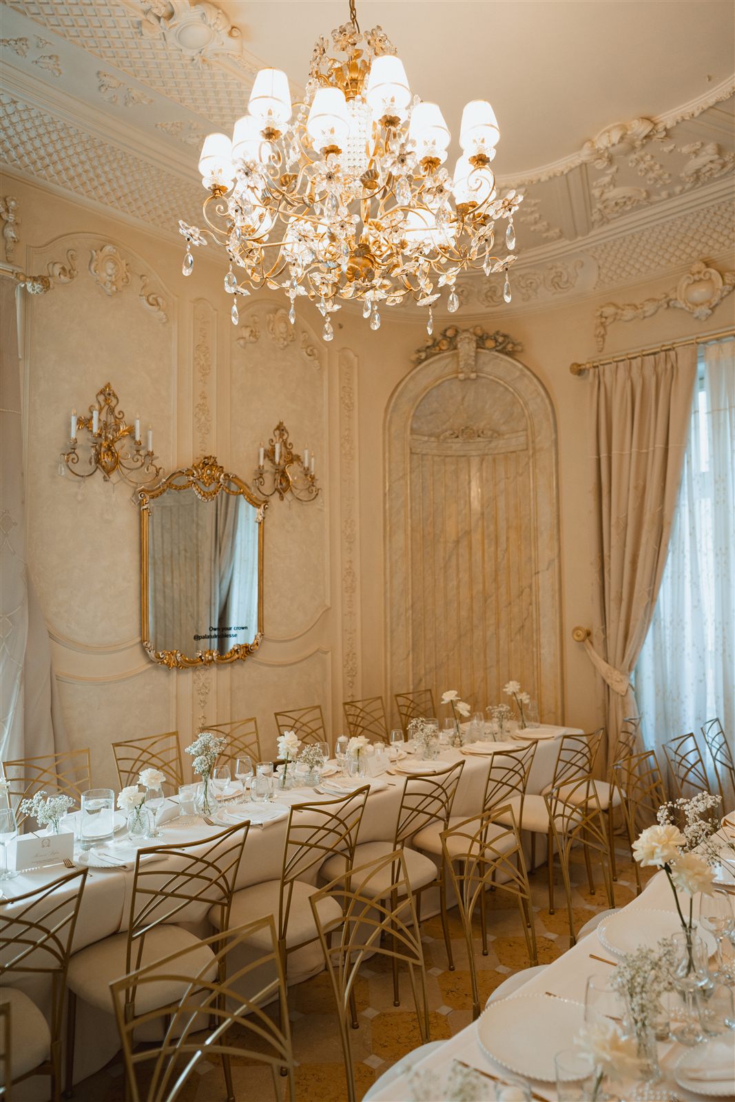 Salonul Florence pregatit pentru masa invitatilor la nunta de la Palatul Noblesse