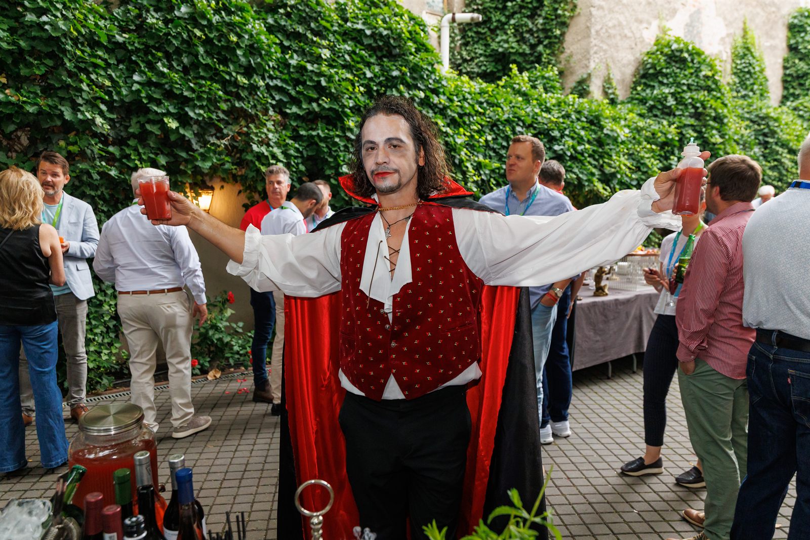 Actor Dracula cu pelerină în curtea Palatului Noblesse