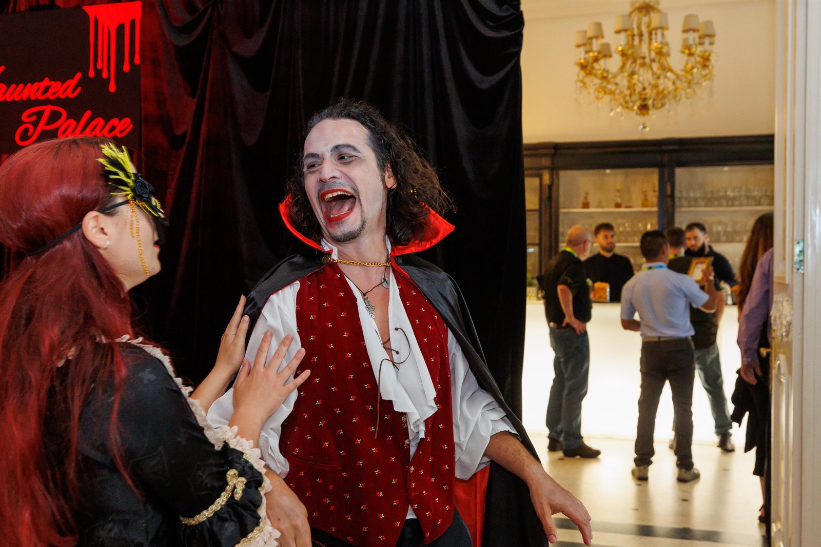 Actori și personaje Dracula la evenimentul corporate de la Palatul Noblesse