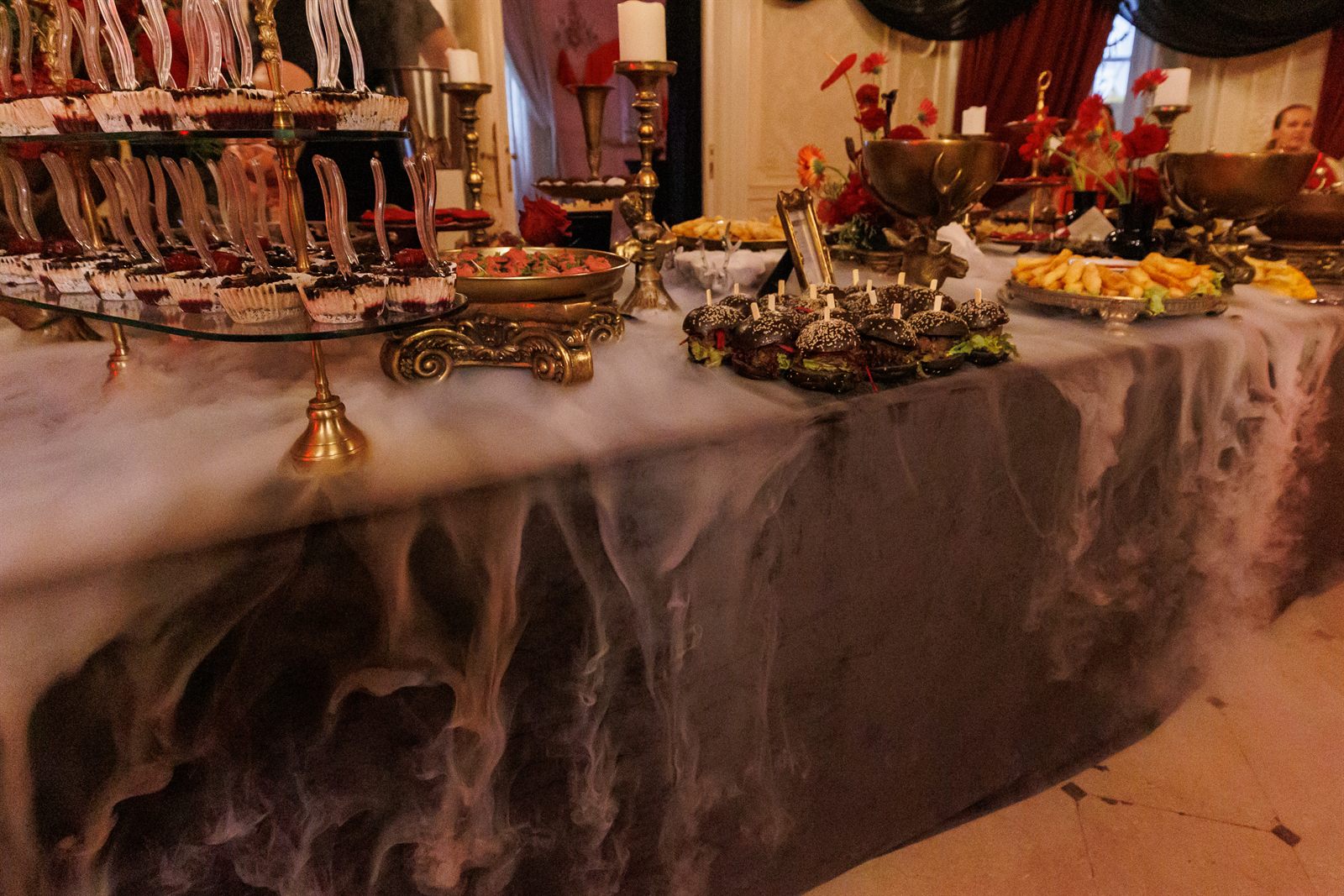 Bufet gourmet cu efect de fum, experiență culinară la Palatul Noblesse
