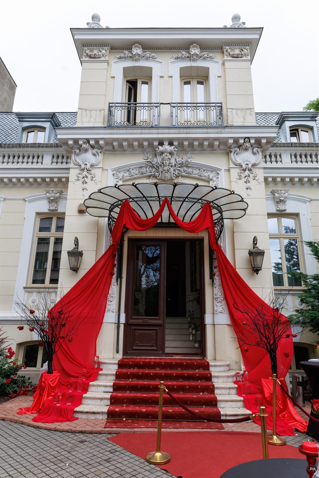 Intrarea Palatului Noblesse cu covor roșu și draperii, decor Dracula