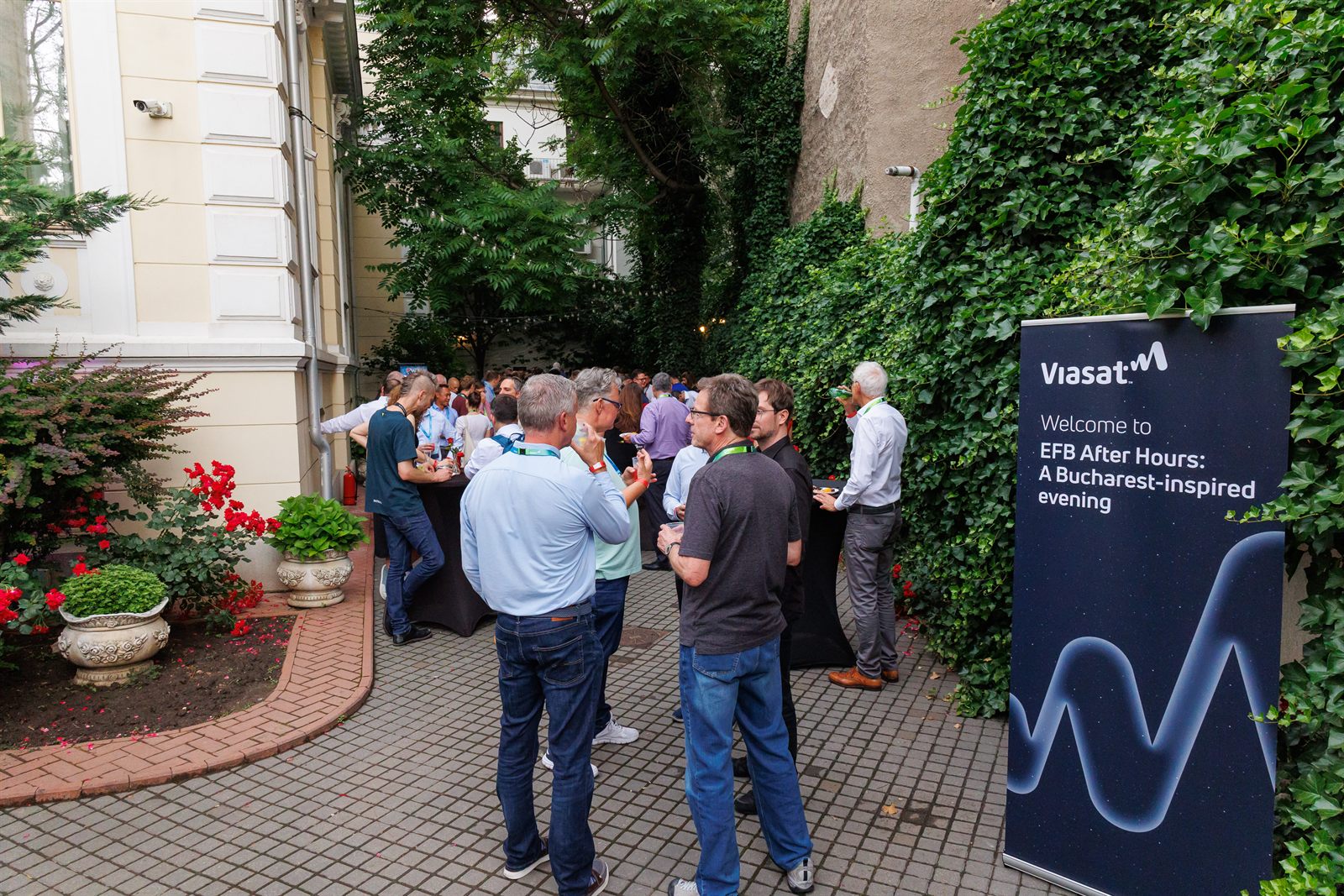 Invitați la networking în curtea Palatului Noblesse, evenimentul Viasat