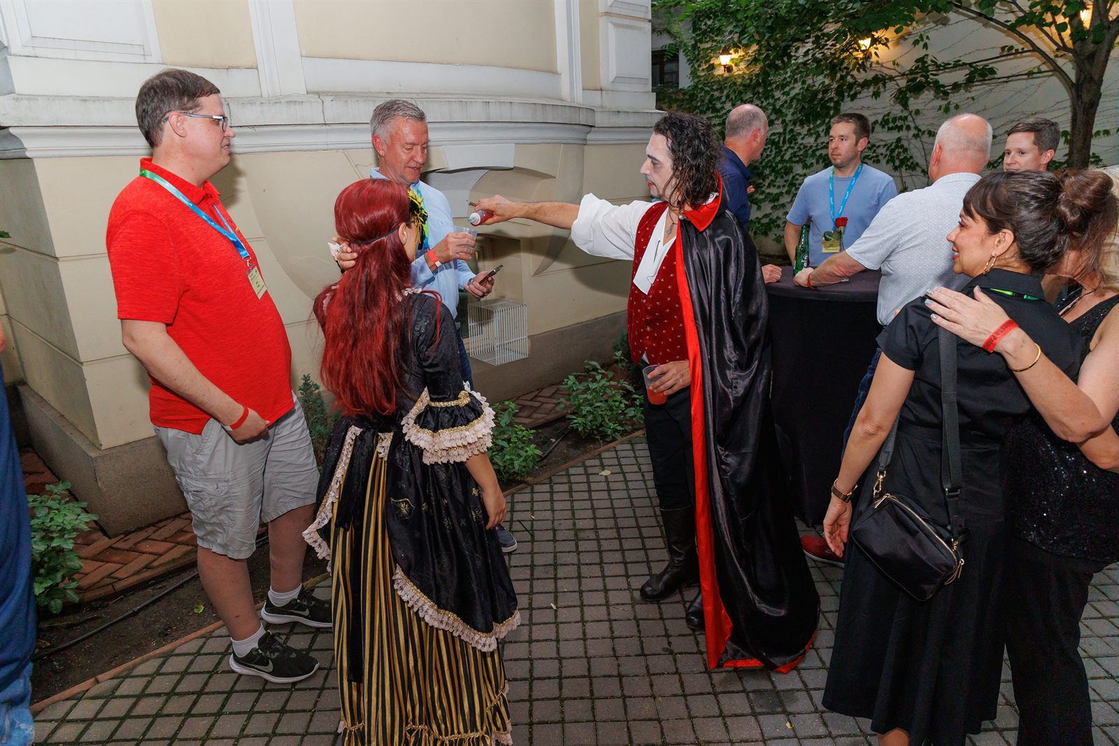 Oaspeți și personaje cu tematică Dracula în curtea Palatului Noblesse