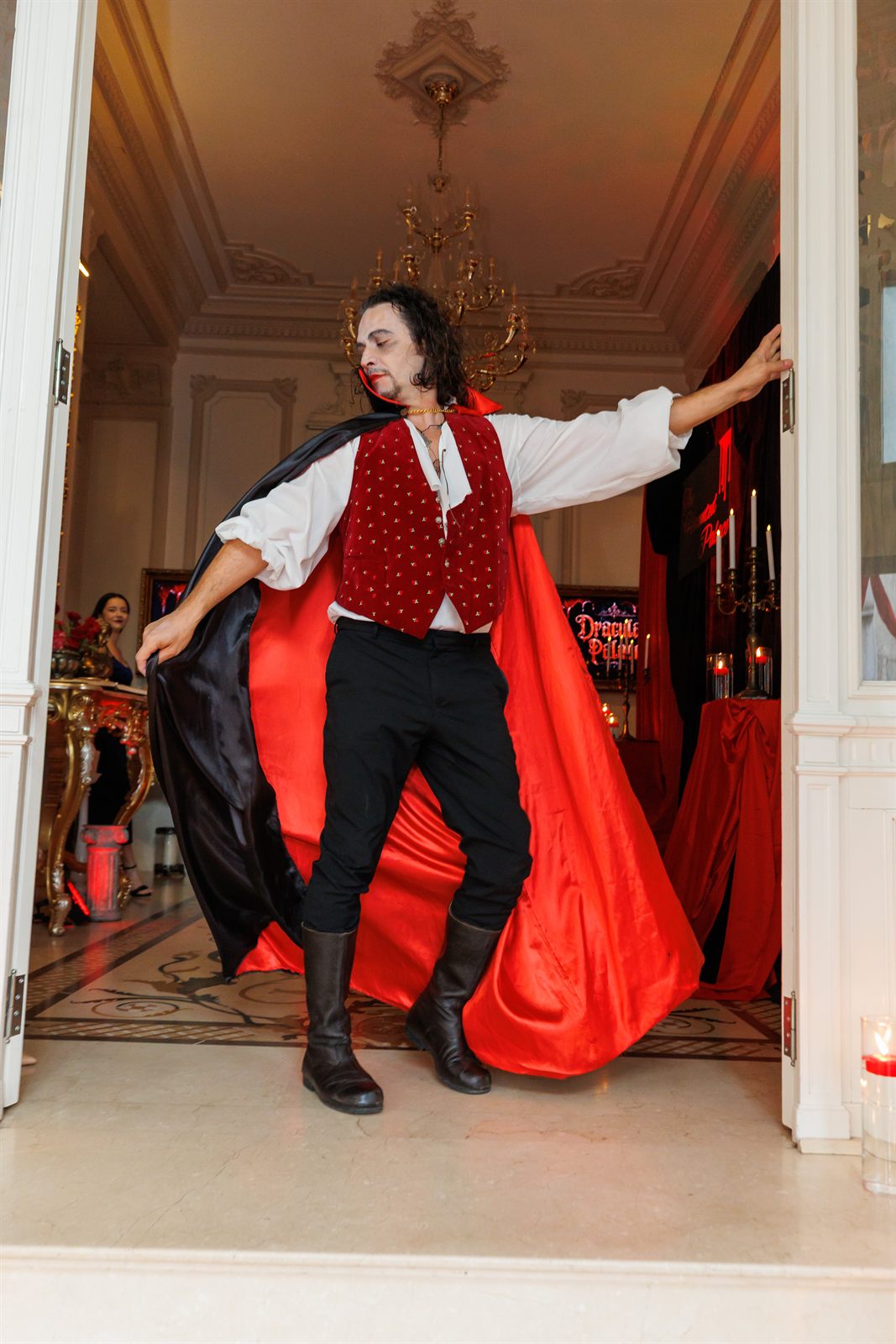 Personaj Dracula în costum la evenimentul corporate de la Palatul Noblesse