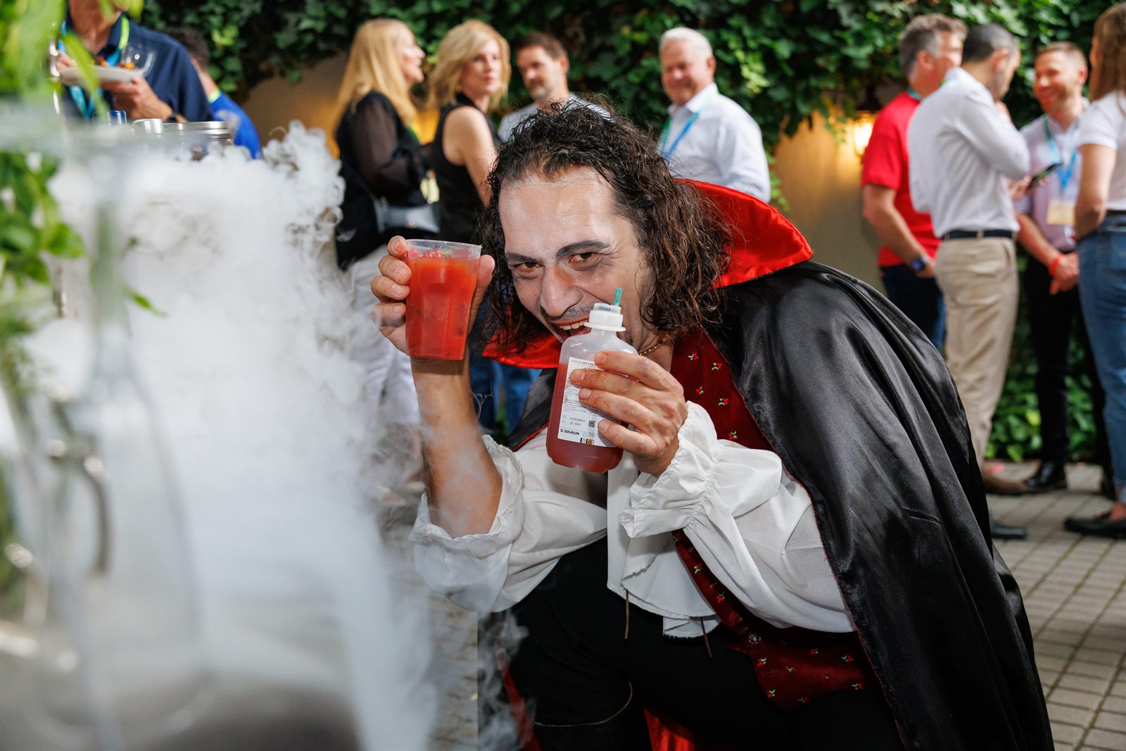 Personaj Dracula cu efect de fum în curtea Palatului Noblesse