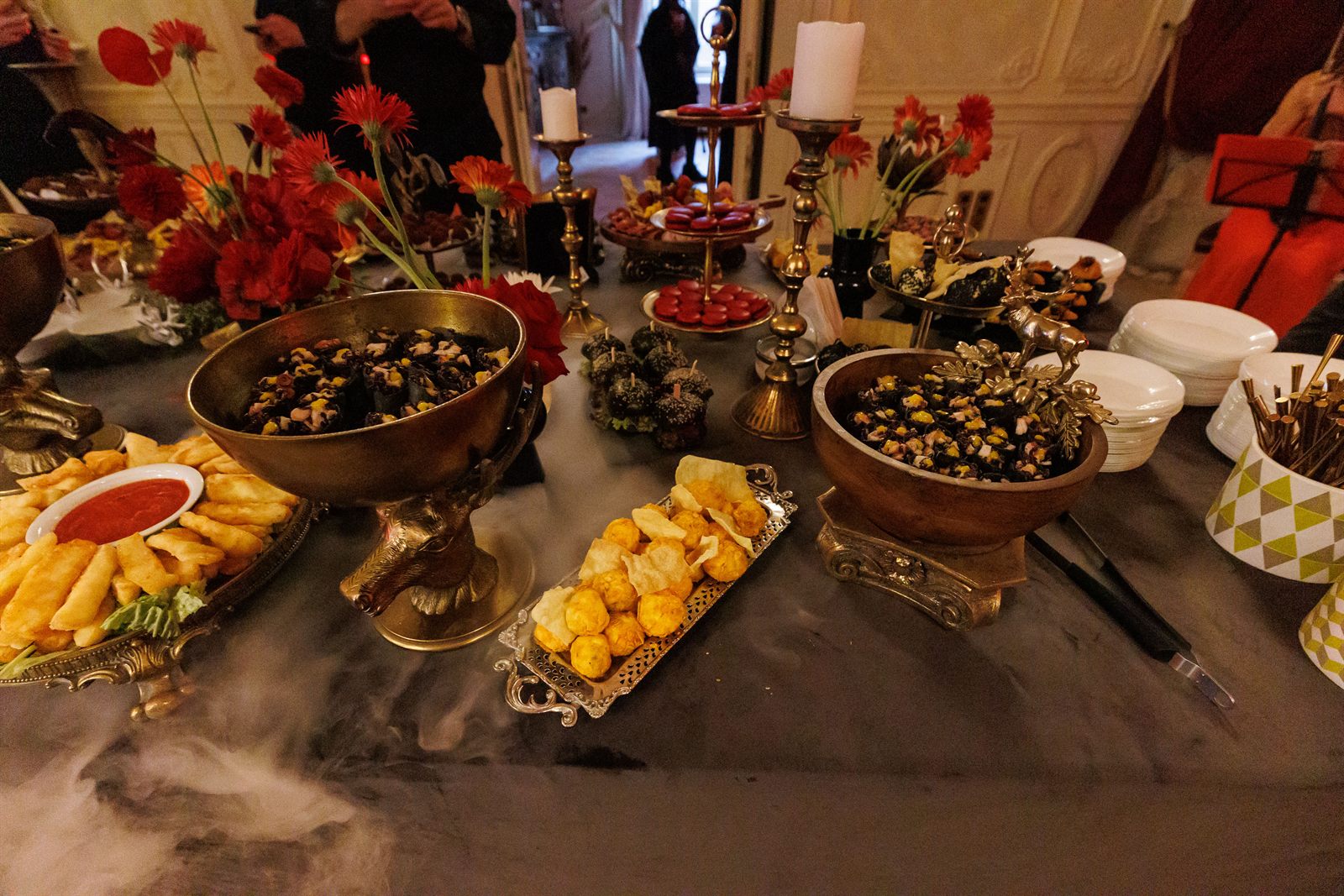 Preparate gourmet cu decor roșu la evenimentul de la Palatul Noblesse