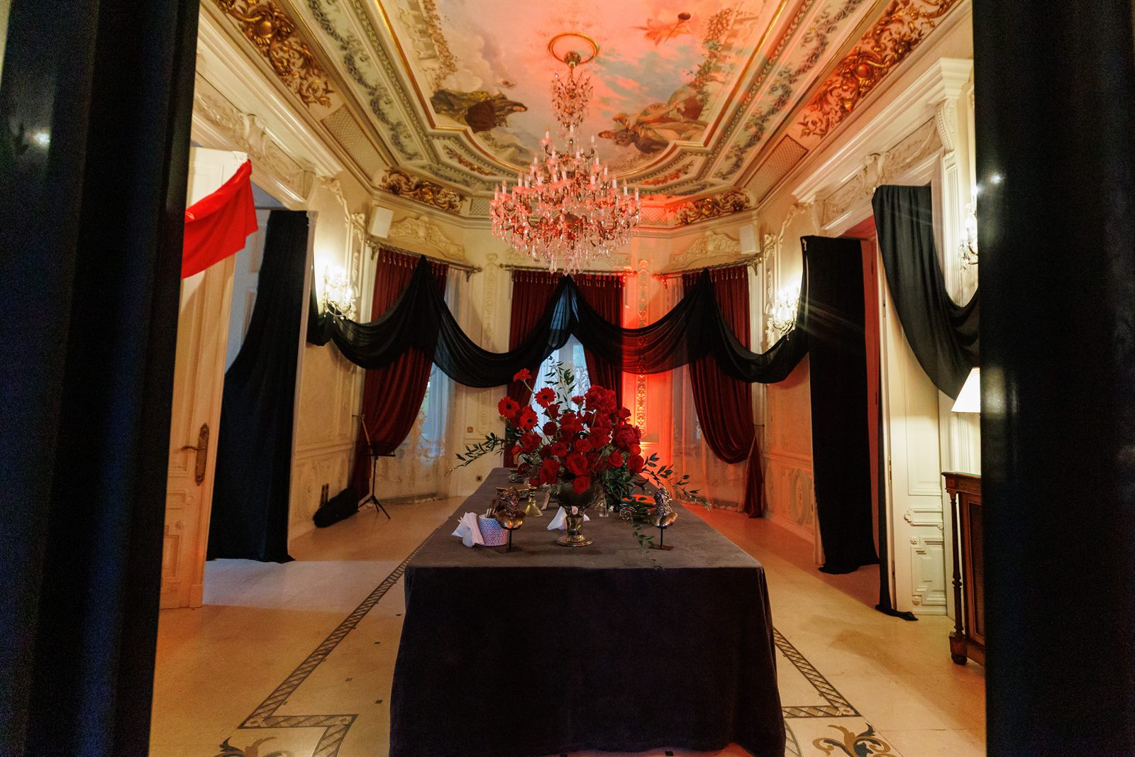 Salon cu decor roșu și negru la evenimentul corporate Viasat, Palatul Noblesse