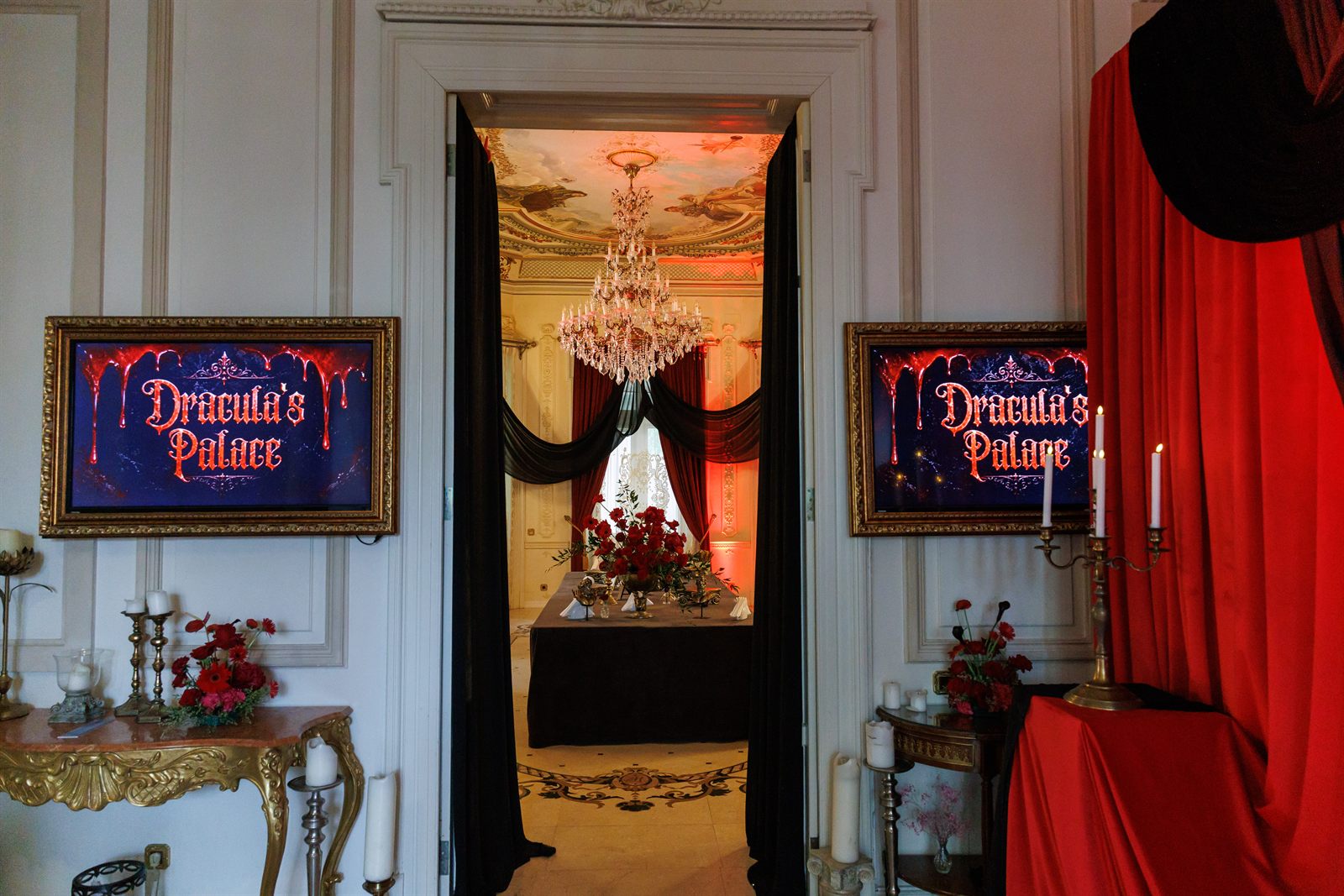 Salon cu decor tematic Dracula și oglindă la Palatul Noblesse