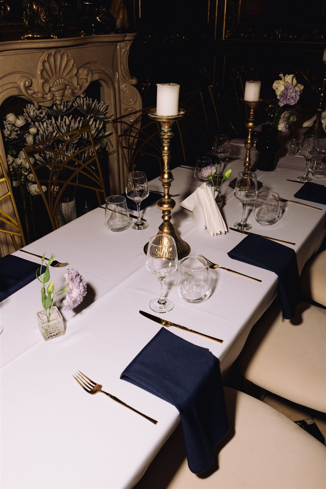 Aranjament floral pe masa aniversară — decor bleumarin și auriu, Palatul Noblesse