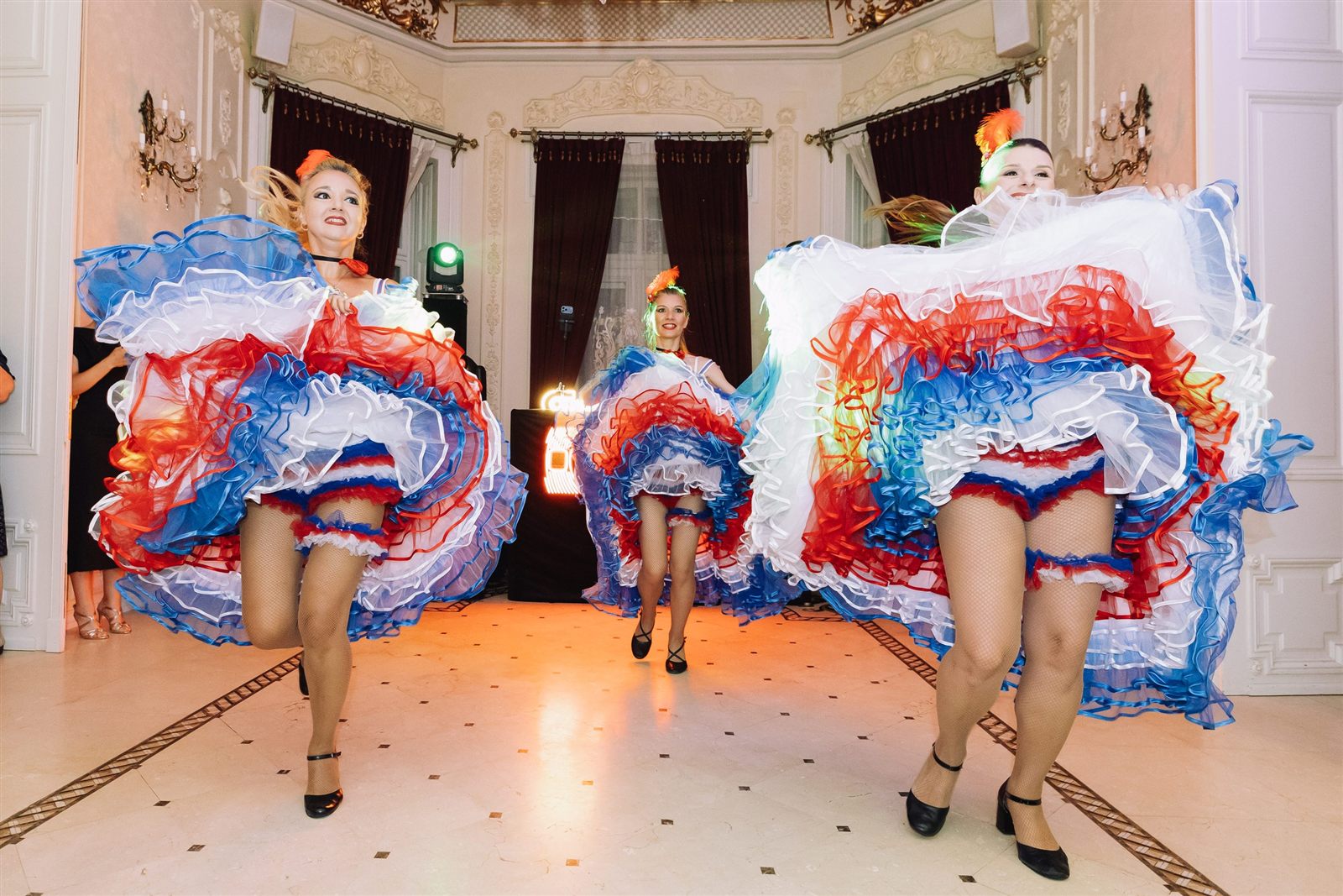 Moment de cancan la petrecerea aniversară de 50 de ani — Palatul Noblesse