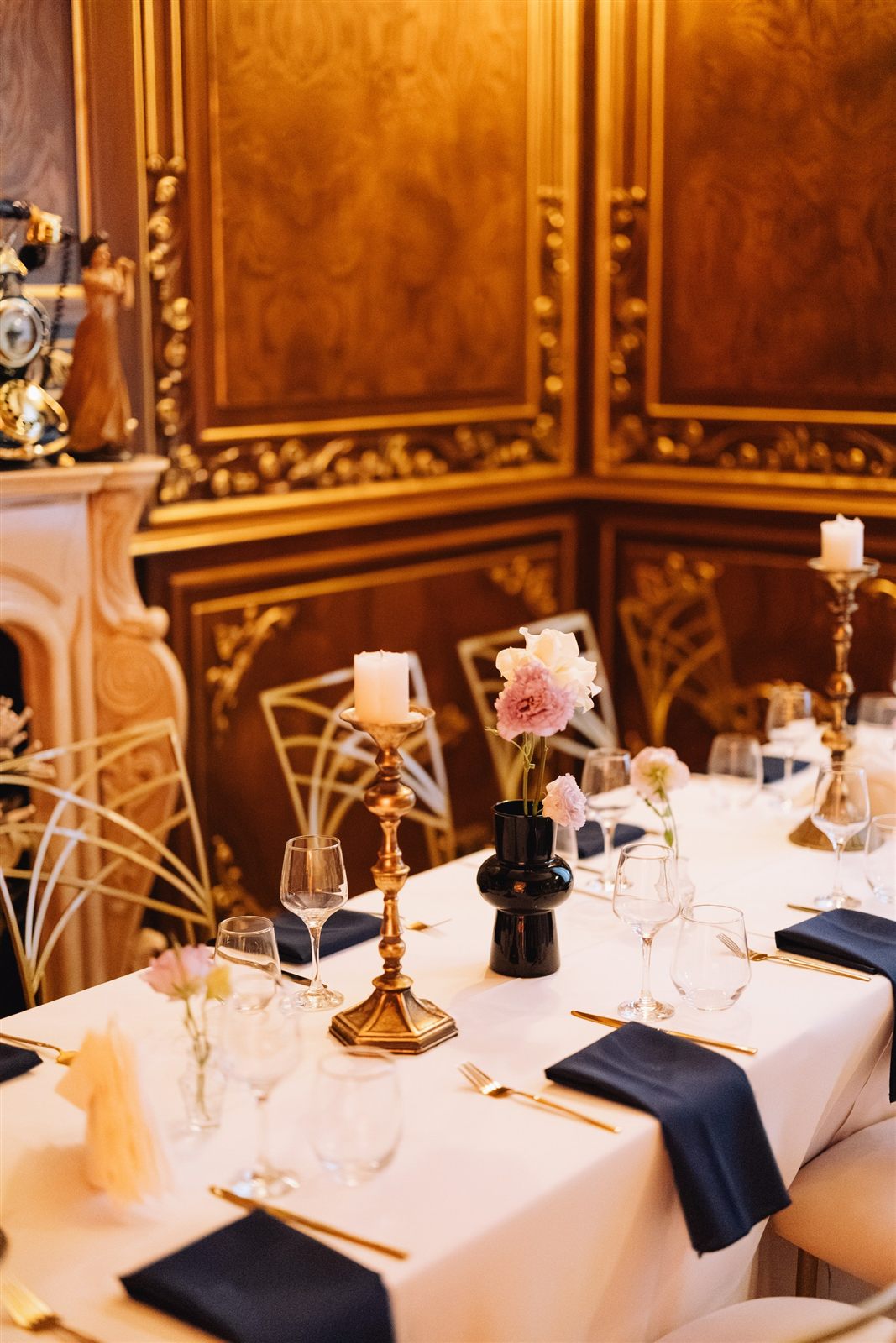 Decor de masă cu lumânări la o petrecere aniversară — Palatul Noblesse