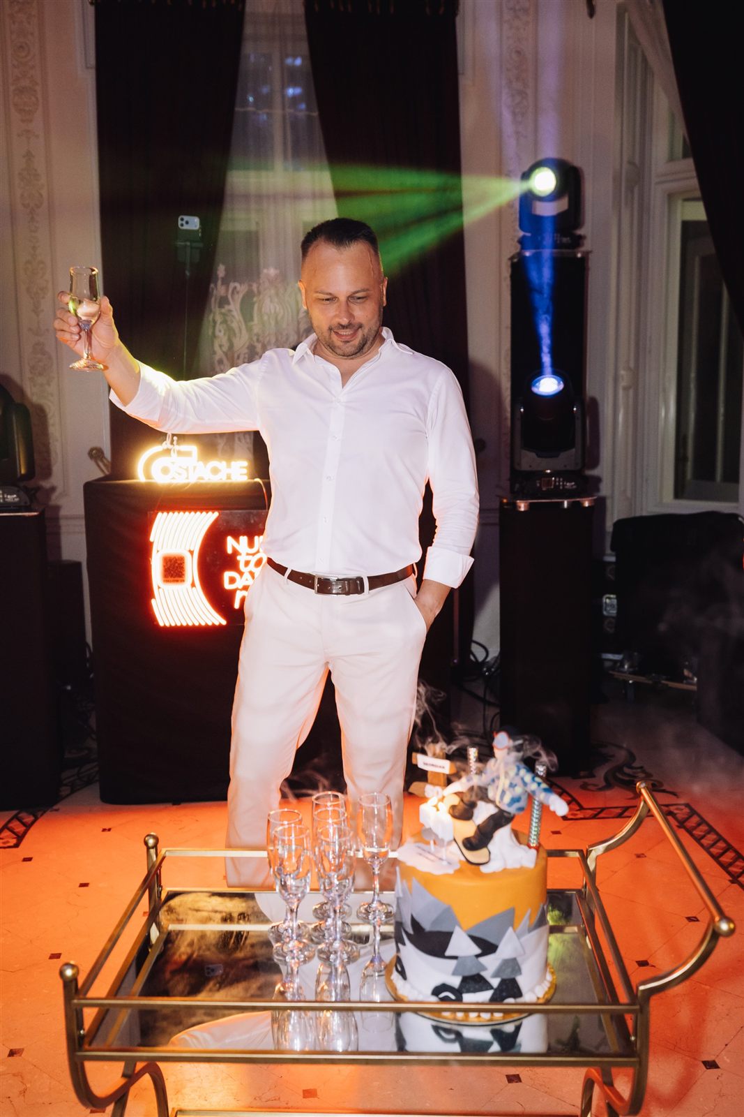 Georgian la momentul tortului de 50 de ani cu artificii — Palatul Noblesse