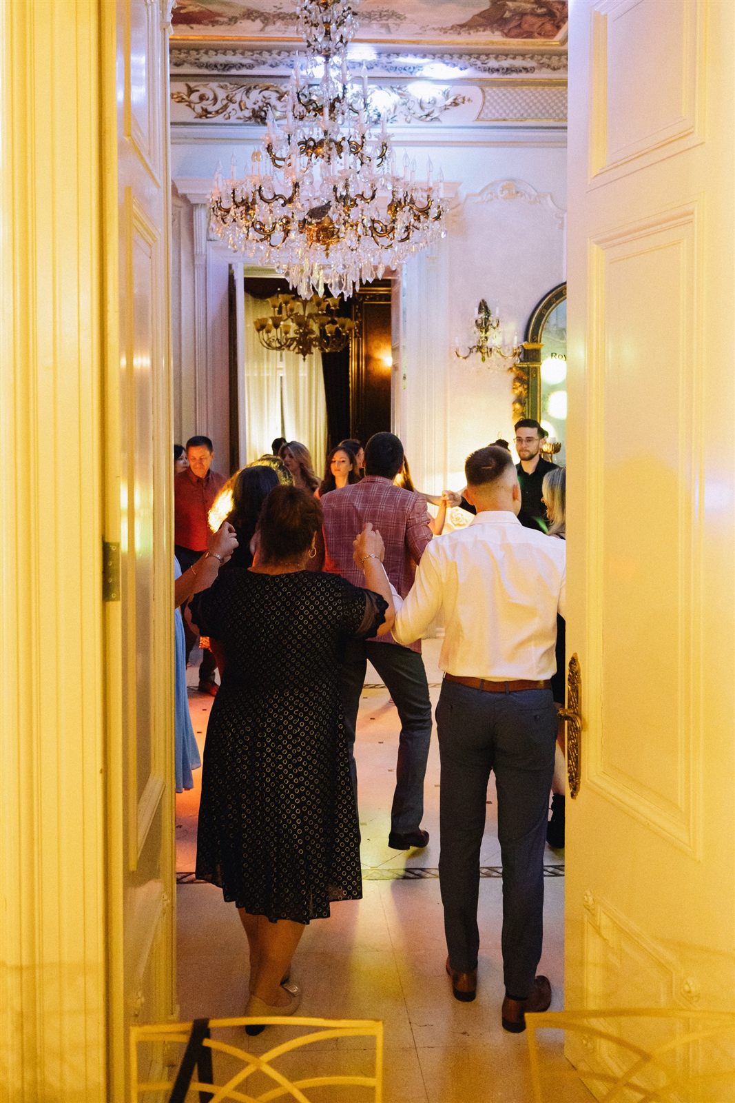 Invitați dansând la petrecerea aniversară de 50 de ani — Palatul Noblesse
