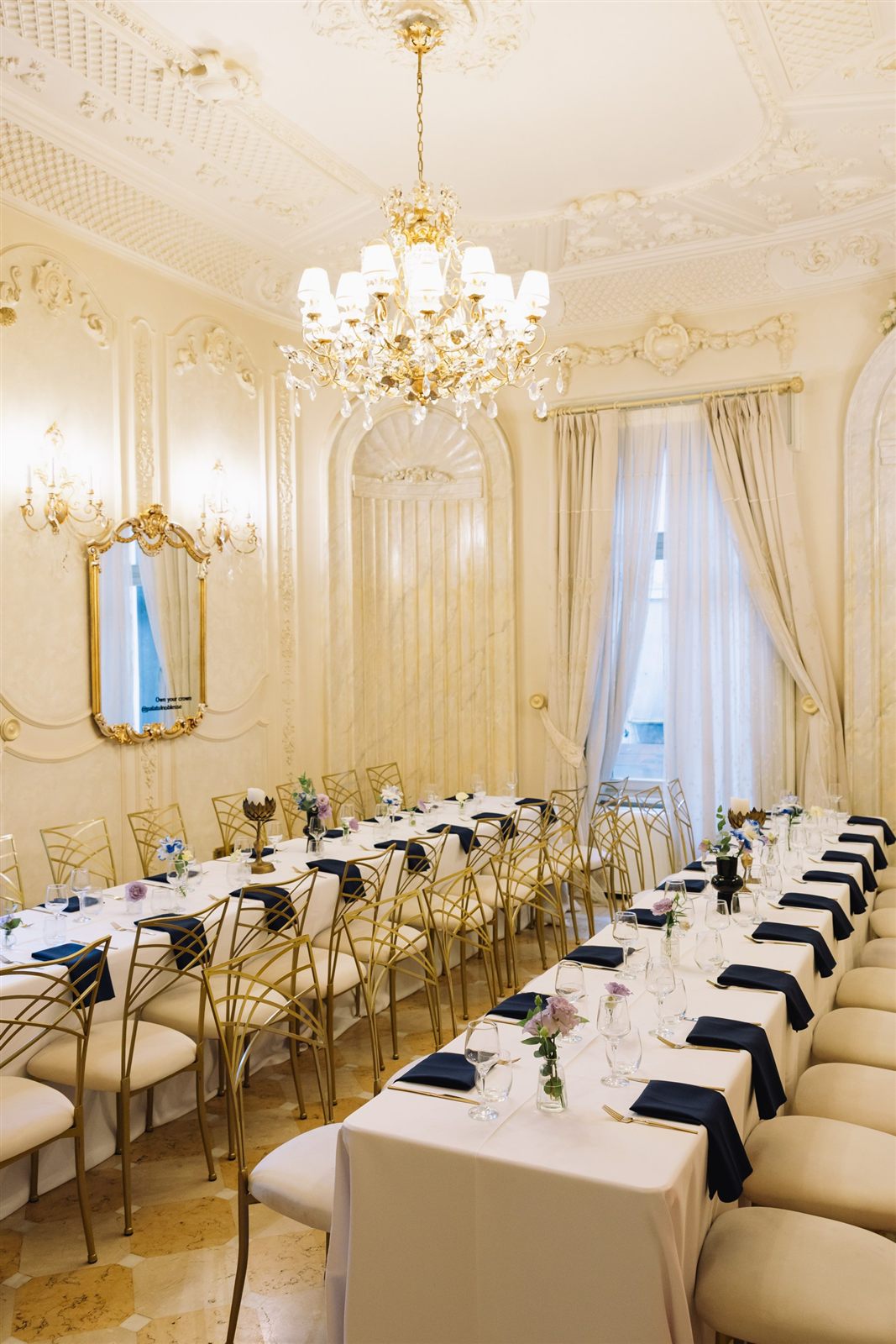 Masă aranjată cu decor bleumarin și auriu și scaune aurii, pregătită pentru cei 76 de invitați — Palatul Noblesse