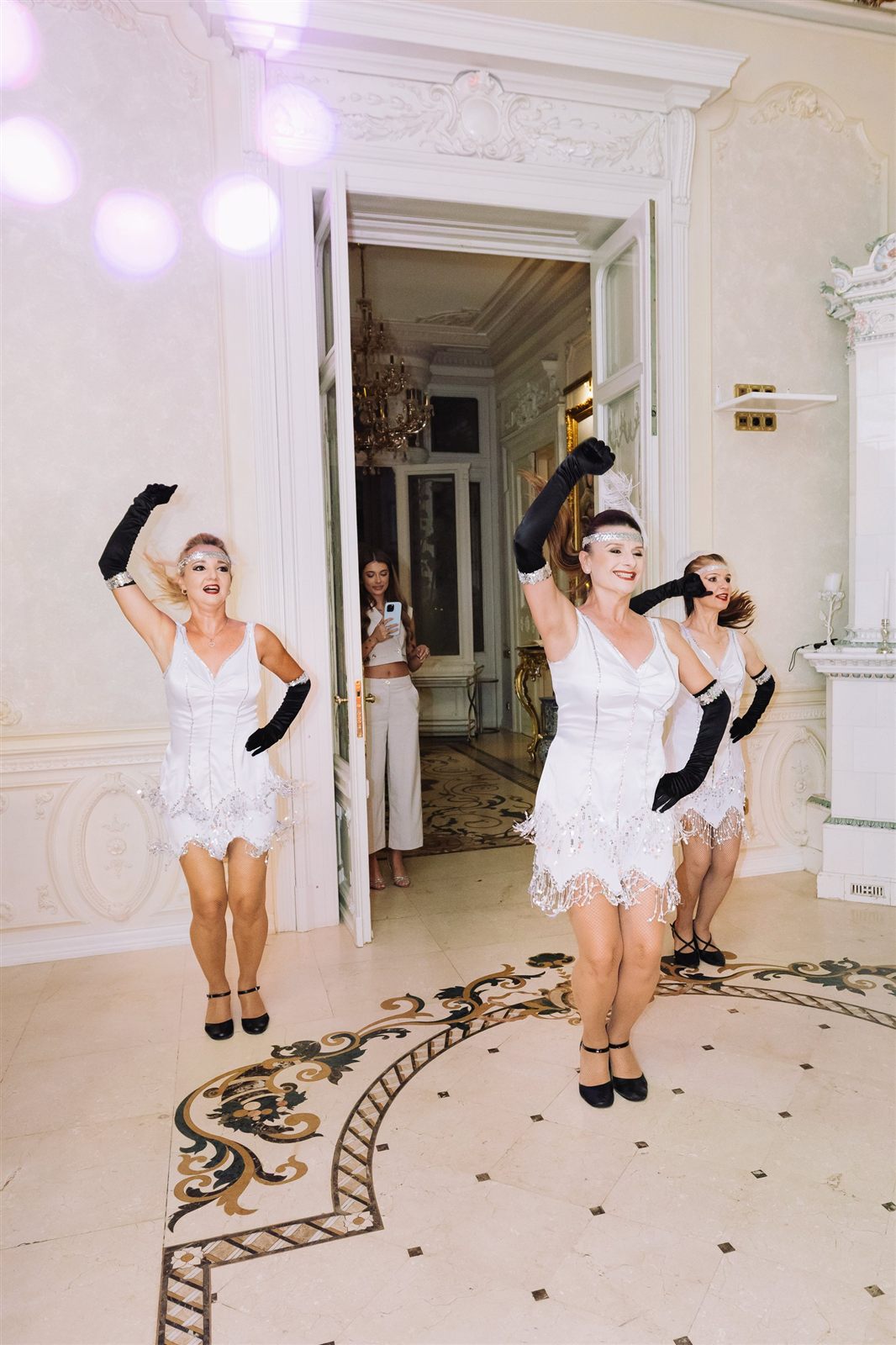 Moment de cabaret cu dansatoare la o petrecere privată — Palatul Noblesse