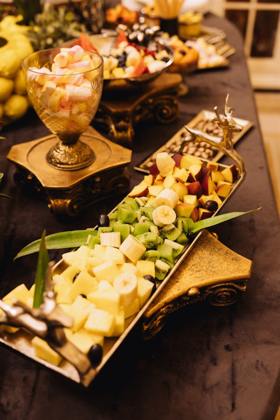 Platouri de fructe și deserturi la o petrecere aniversară — Palatul Noblesse