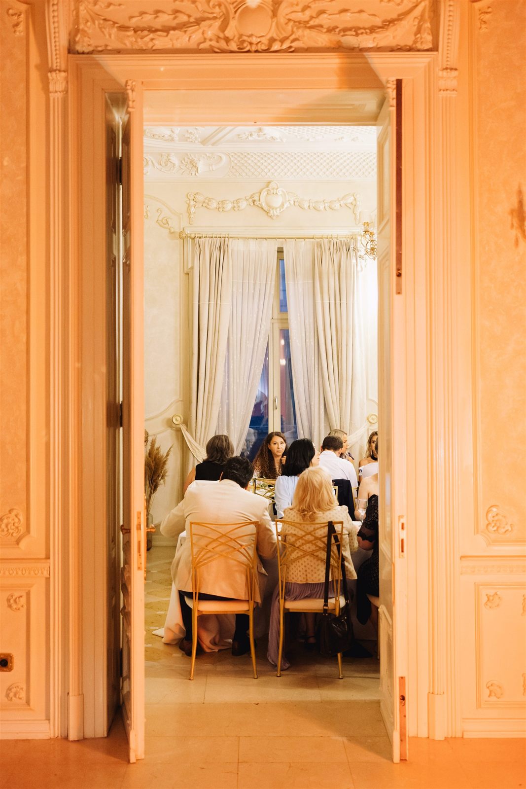 Salonul Gallery cu invitați la petrecerea aniversară — Palatul Noblesse București
