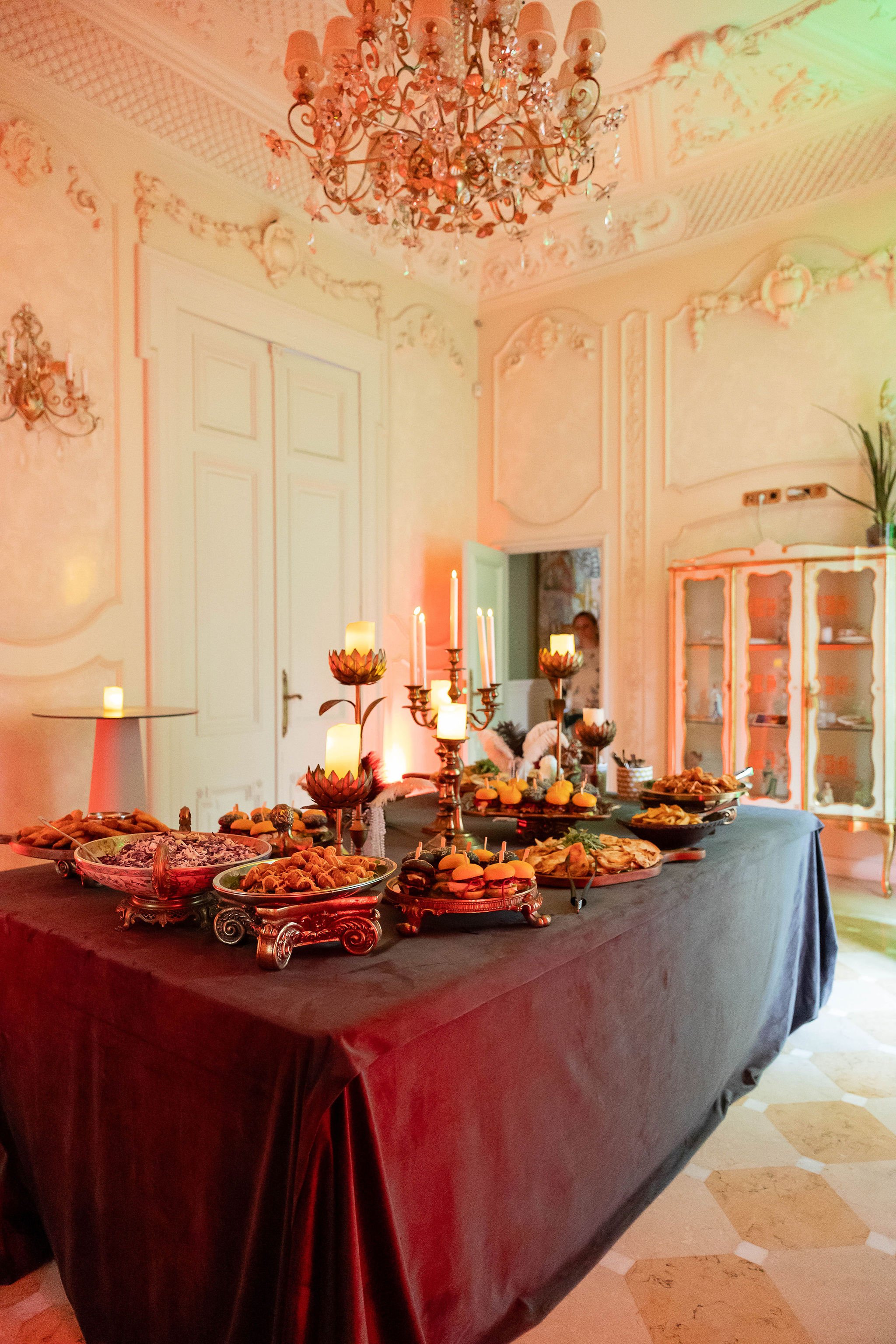 Buffet premium Palatul Noblesse — masa festivă cu candelabru, mâncare variată, banchet Cambridge School