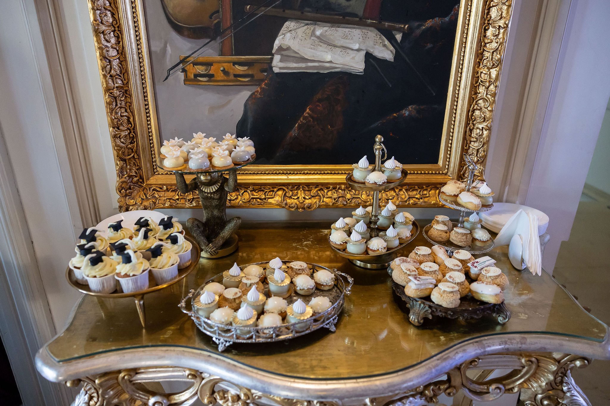 Candy bar personalizat Cambridge School — console aurită cu platouri de argint, tablou în ulei, Palatul Noblesse