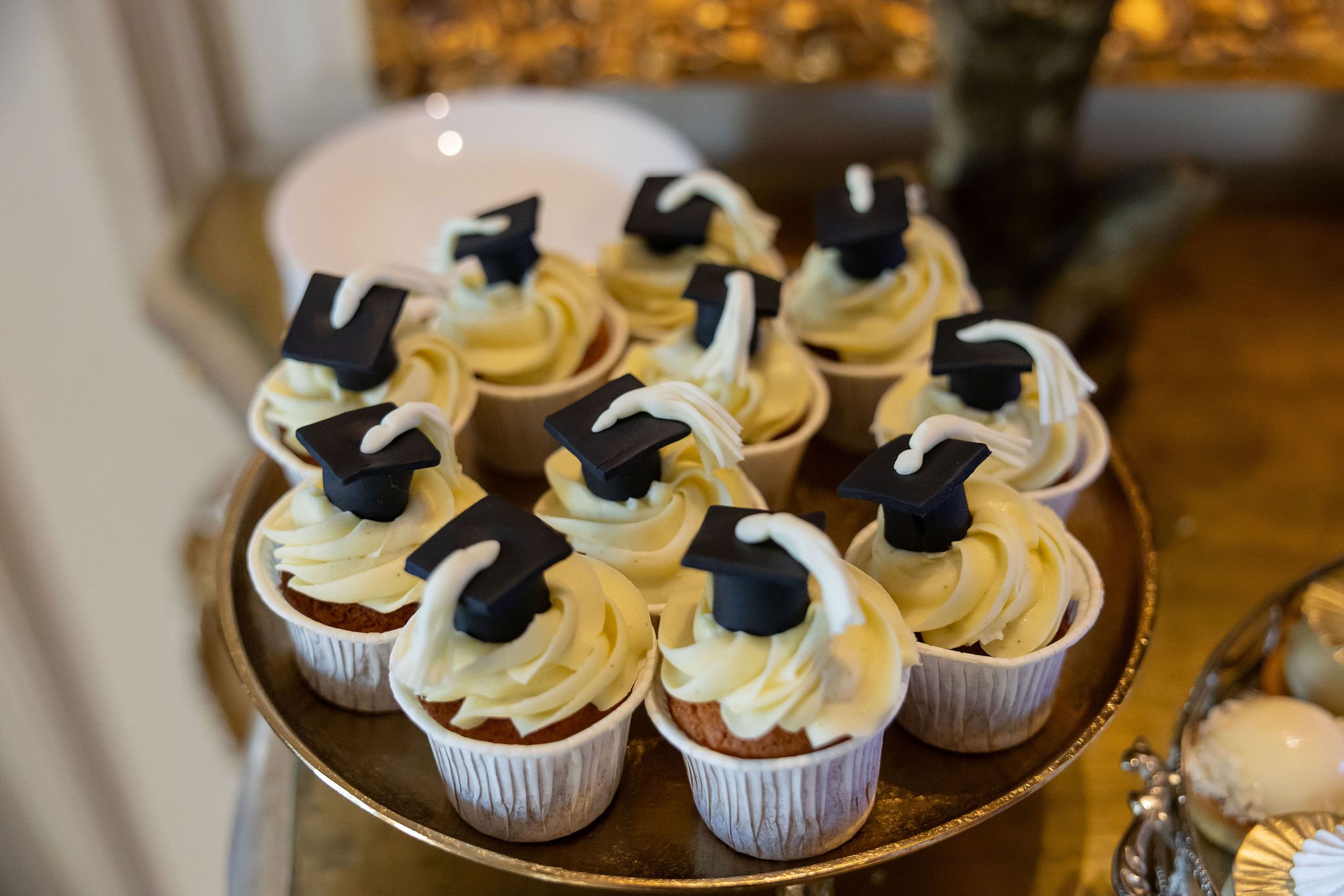 Cupcakes cu topping mortarboard absolvire — candy bar banchet Cambridge School Palatul Noblesse 2026