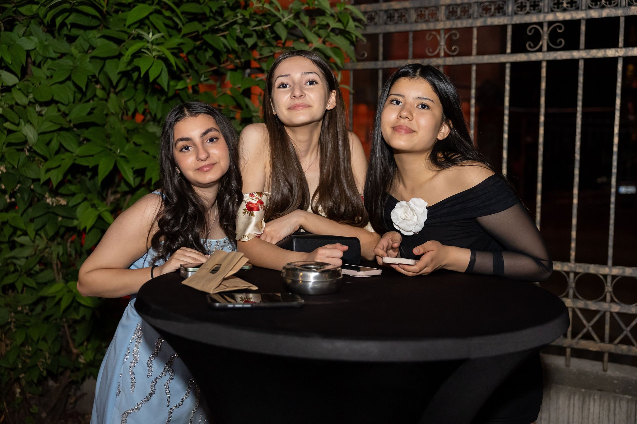 Eleve Cambridge School la masa de cocktail exterior noapte — banchet final clasa a 8-a
