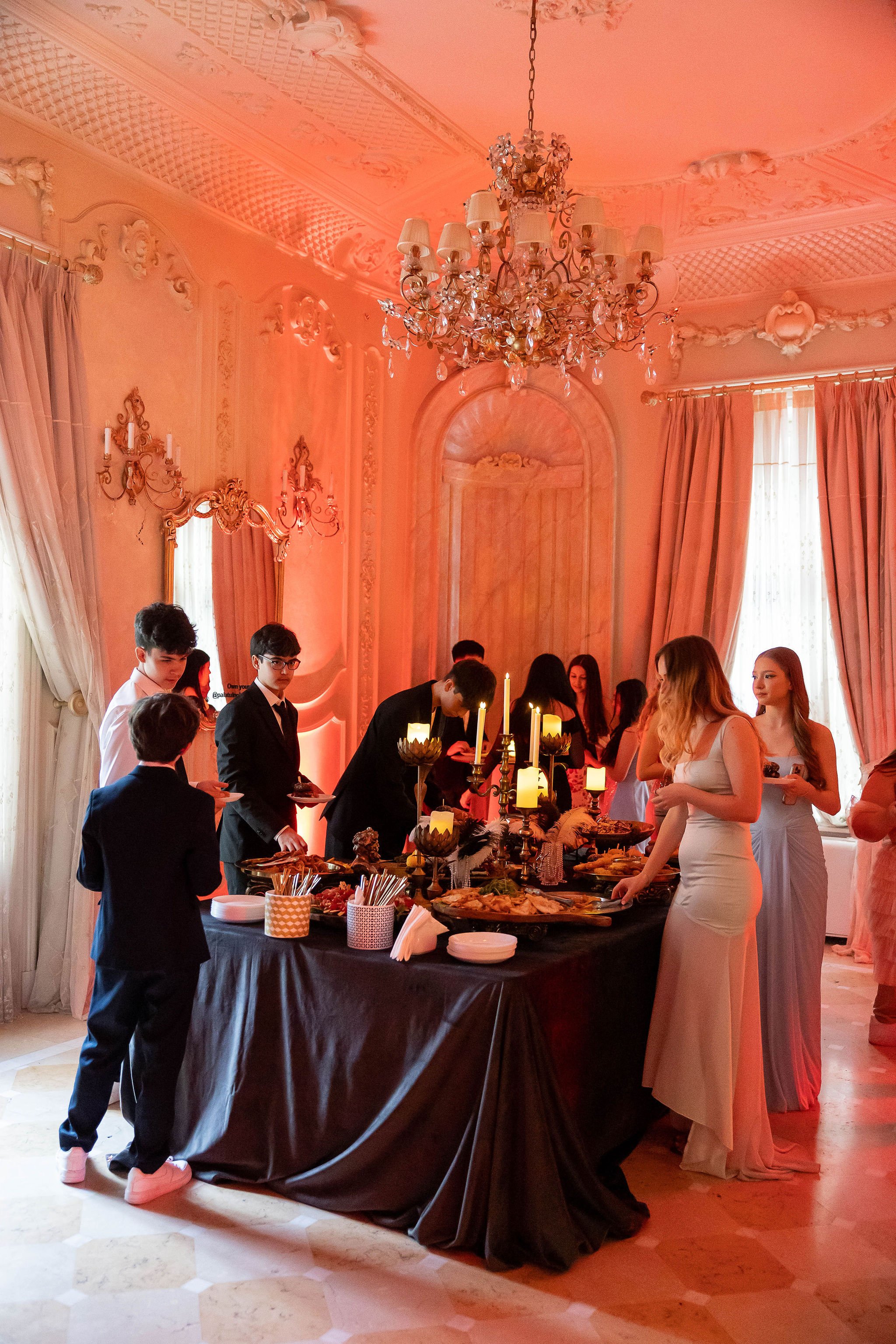 Elevi Cambridge School la buffet — salonul roz Palatul Noblesse, atmosferă festivă