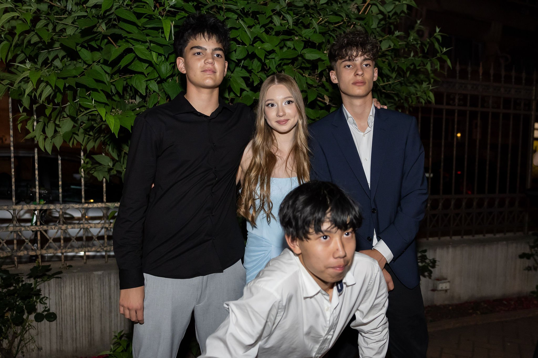 Grup de elevi Cambridge School în grădina Palatului Noblesse — finalul banchetului clasa a 8-a 2026