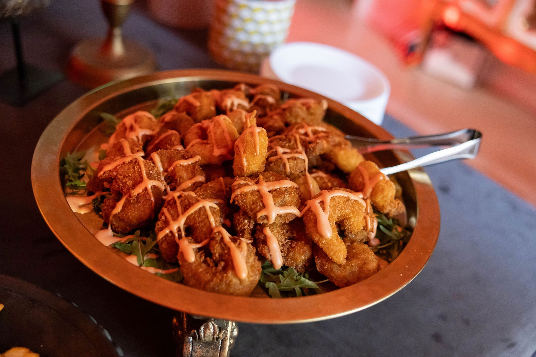 Inele de calamari crocante cu sos — buffet premium banchet Cambridge School Palatul Noblesse
