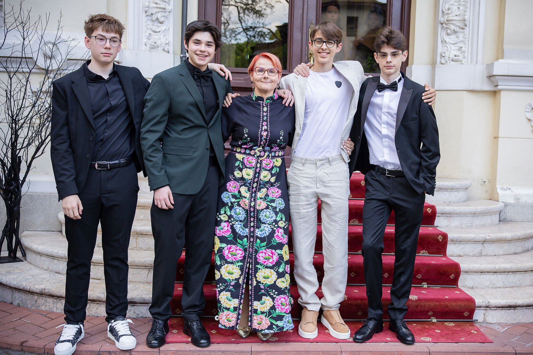 Profesor cu elevi în costume la banchet Cambridge School Palatul Noblesse