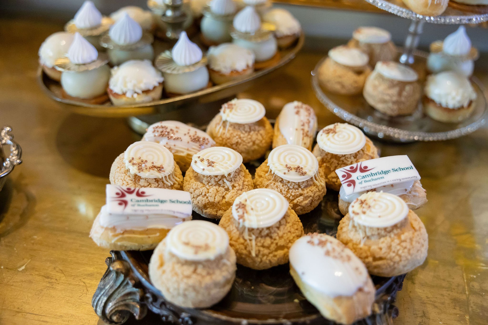 Profiterole și dulciuri personalizate Cambridge School of Bucharest — candy bar banchet clasa a 8-a