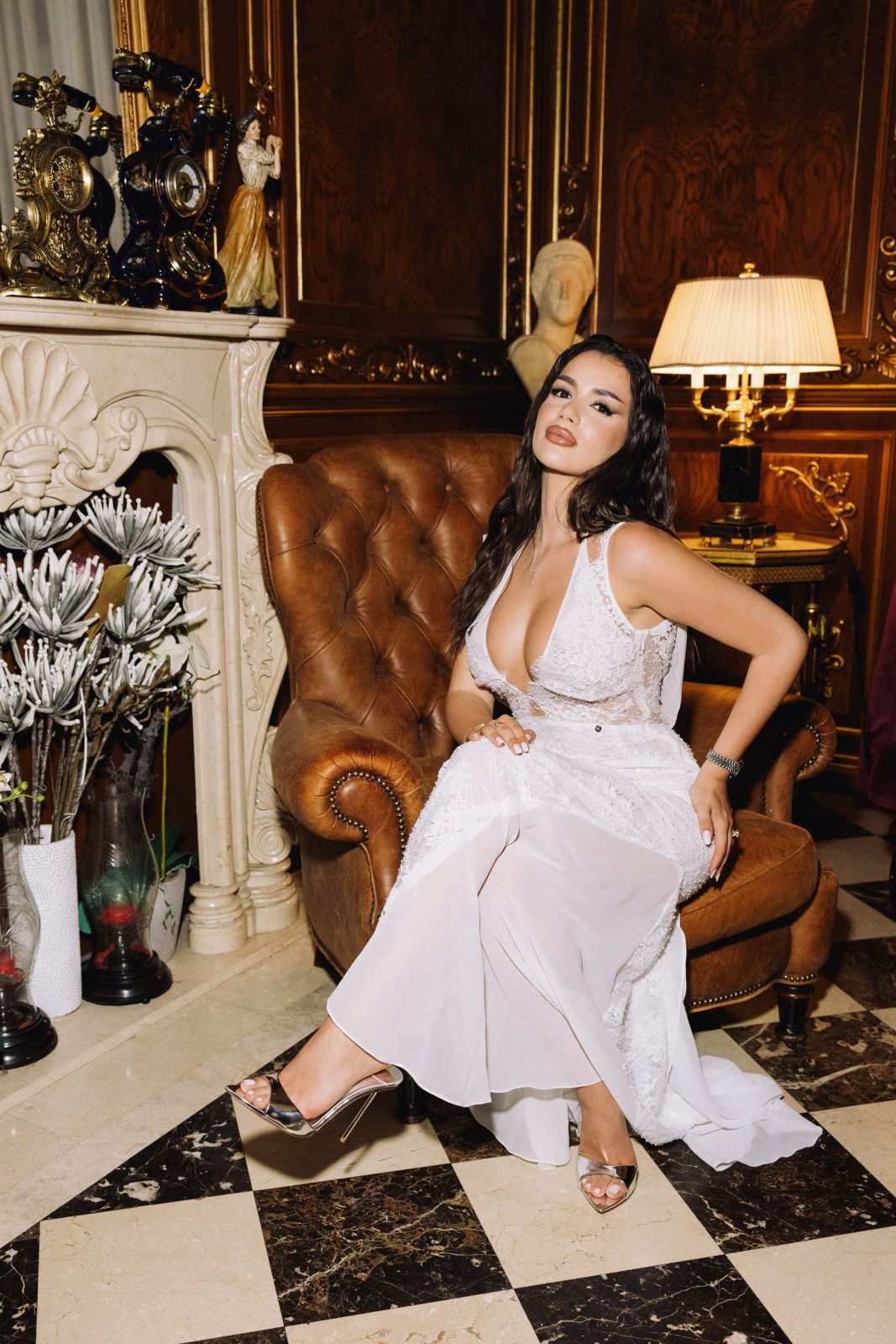 Alexia în salonul Palatului — fotoliu piele și șemineu marmură
