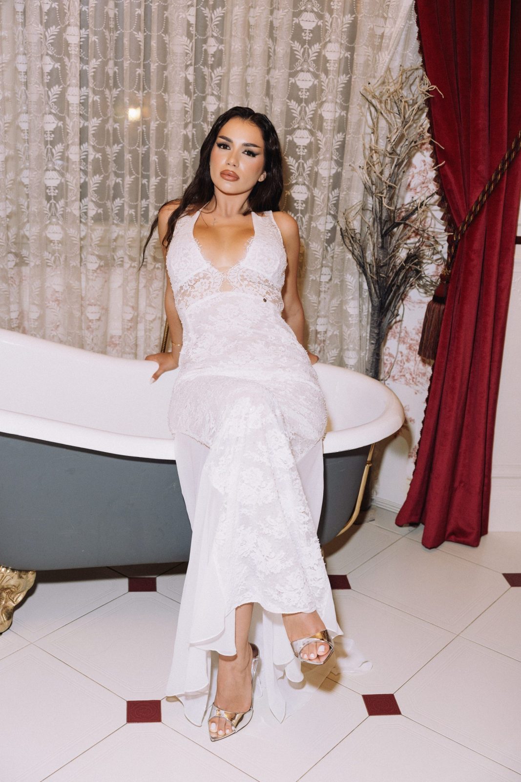 Alexia în baia vintage cu cadă retro — Palatul Noblesse