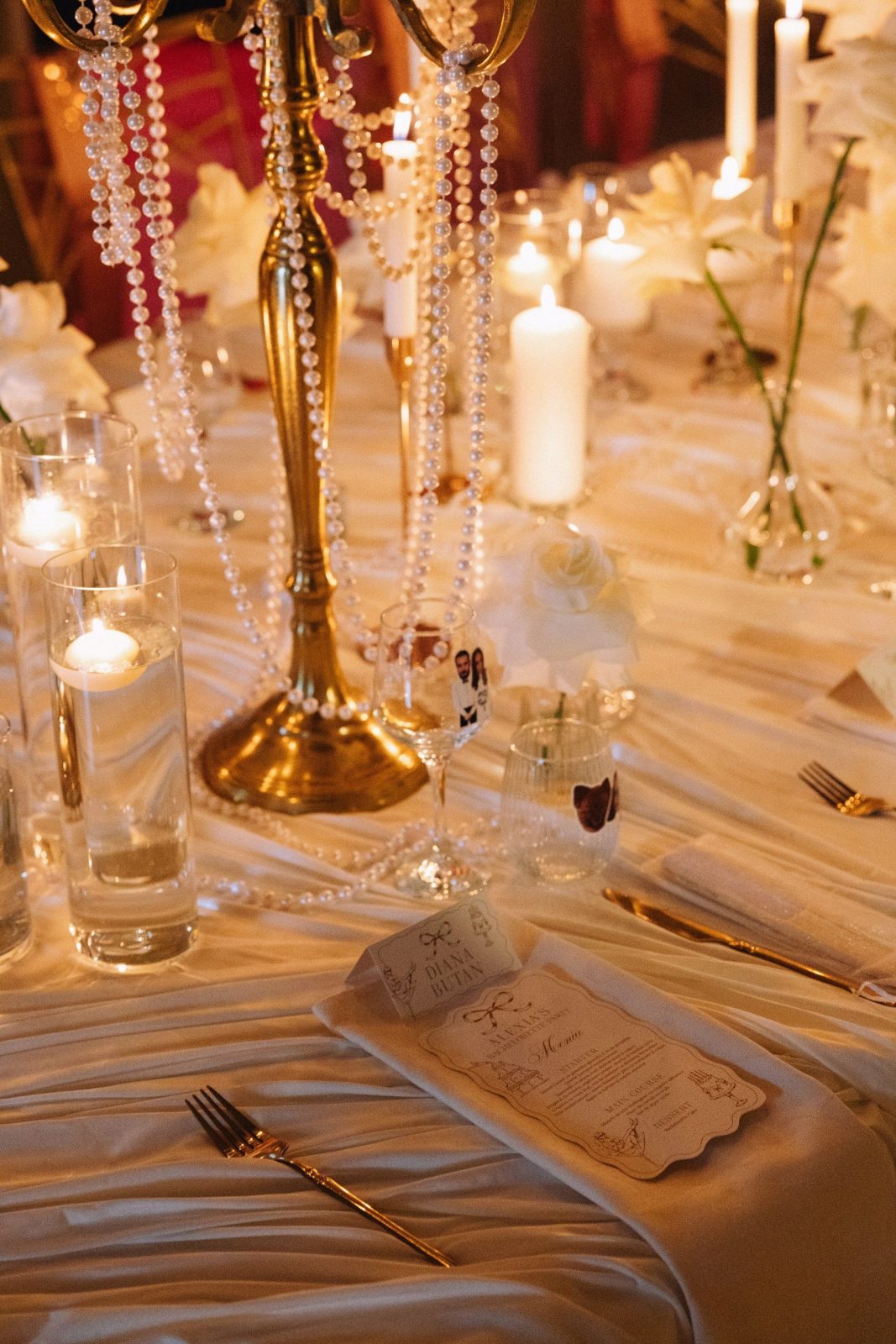 Candelabru auriu cu lumânări aprinse — petrecere de burlăcițe Palat