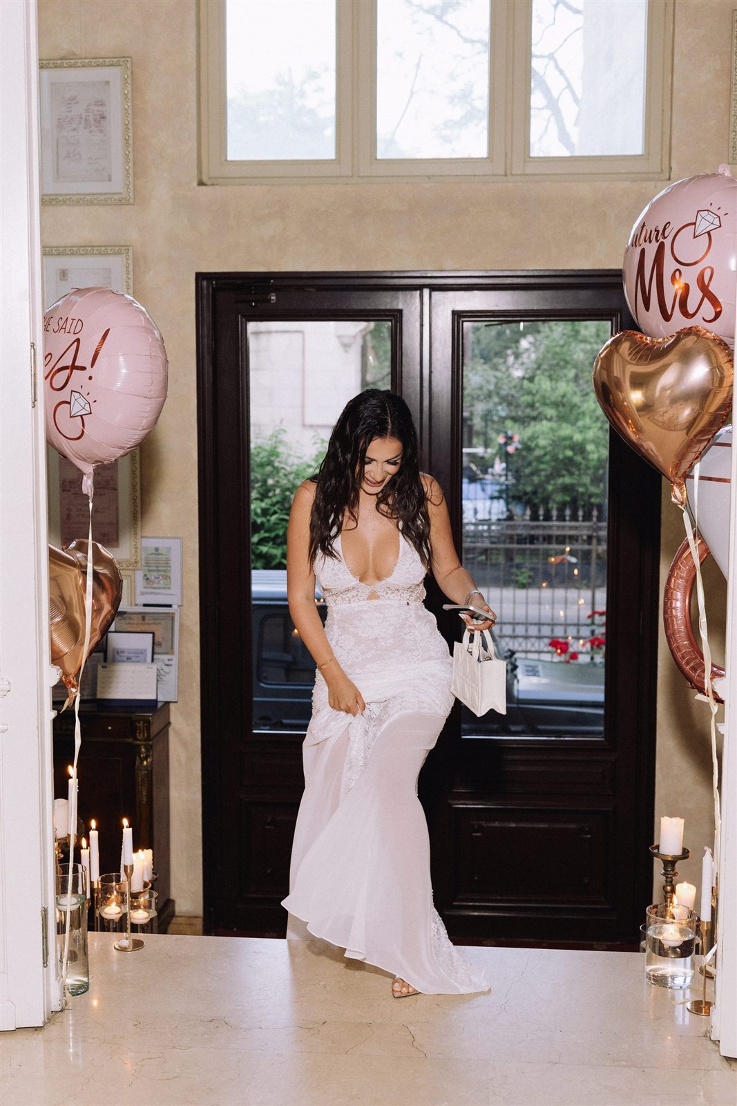 Mireasa sosind cu baloane la petrecerea burlăcițelor în Palatul Noblesse București