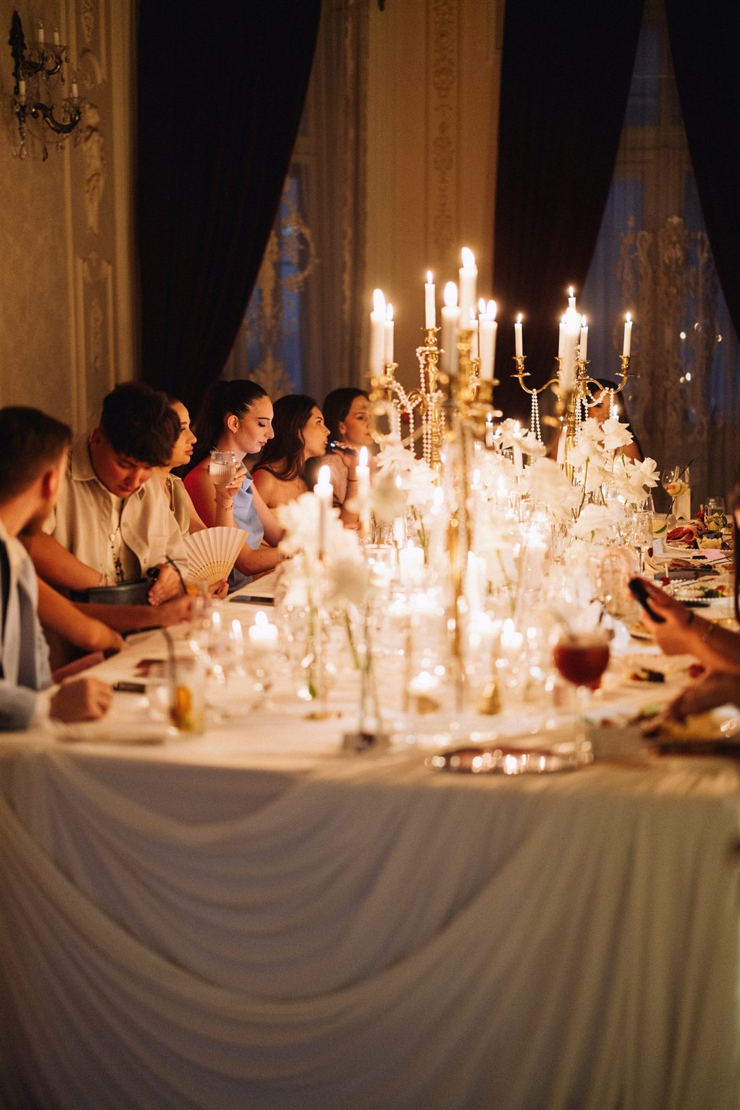 Cină festivă la lumina lumânărilor în salonul Palatului Noblesse — petrecere burlăcițe elegantă